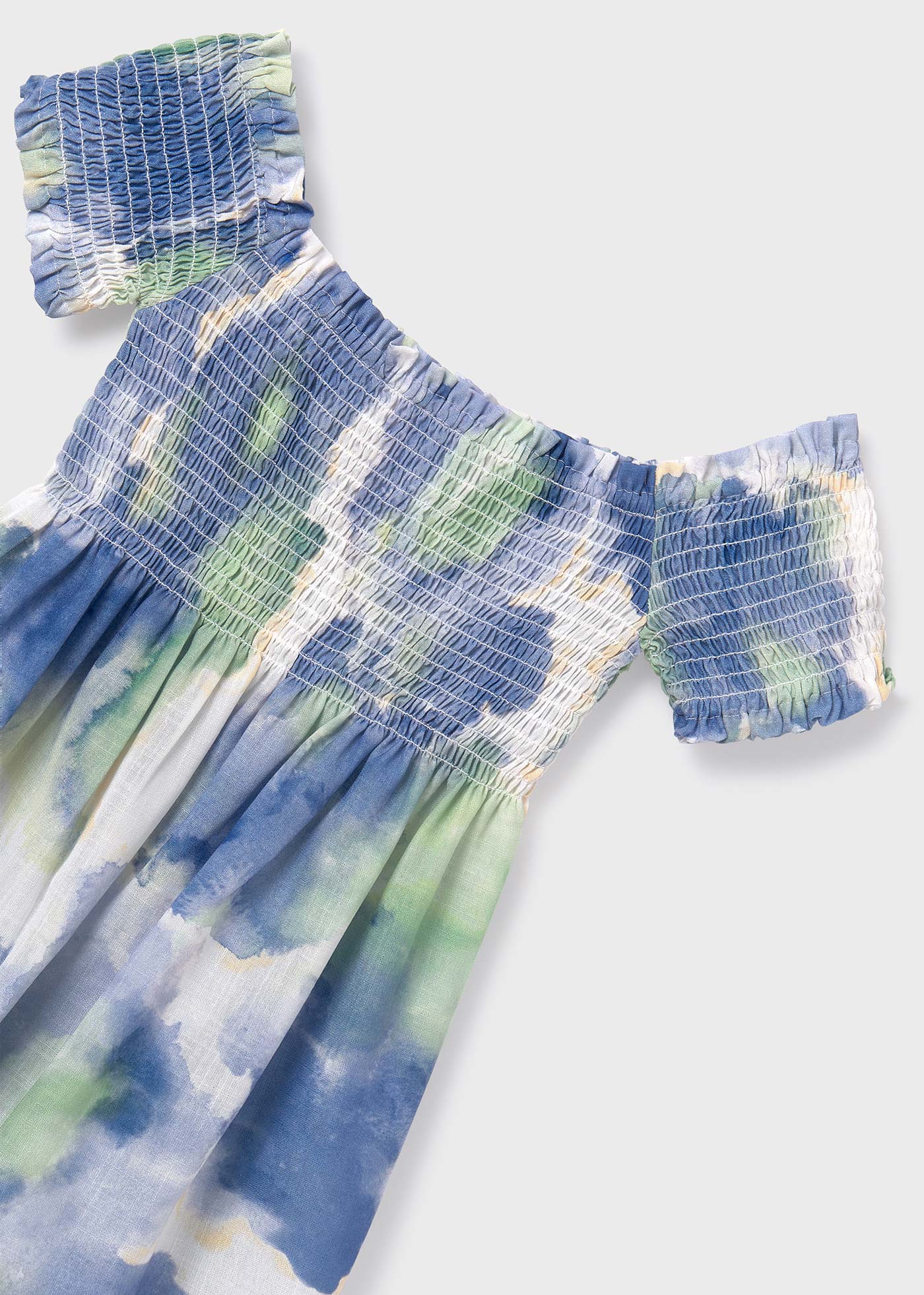 Vestido infantil com estampa de bolinhas e detalhes franzidos.