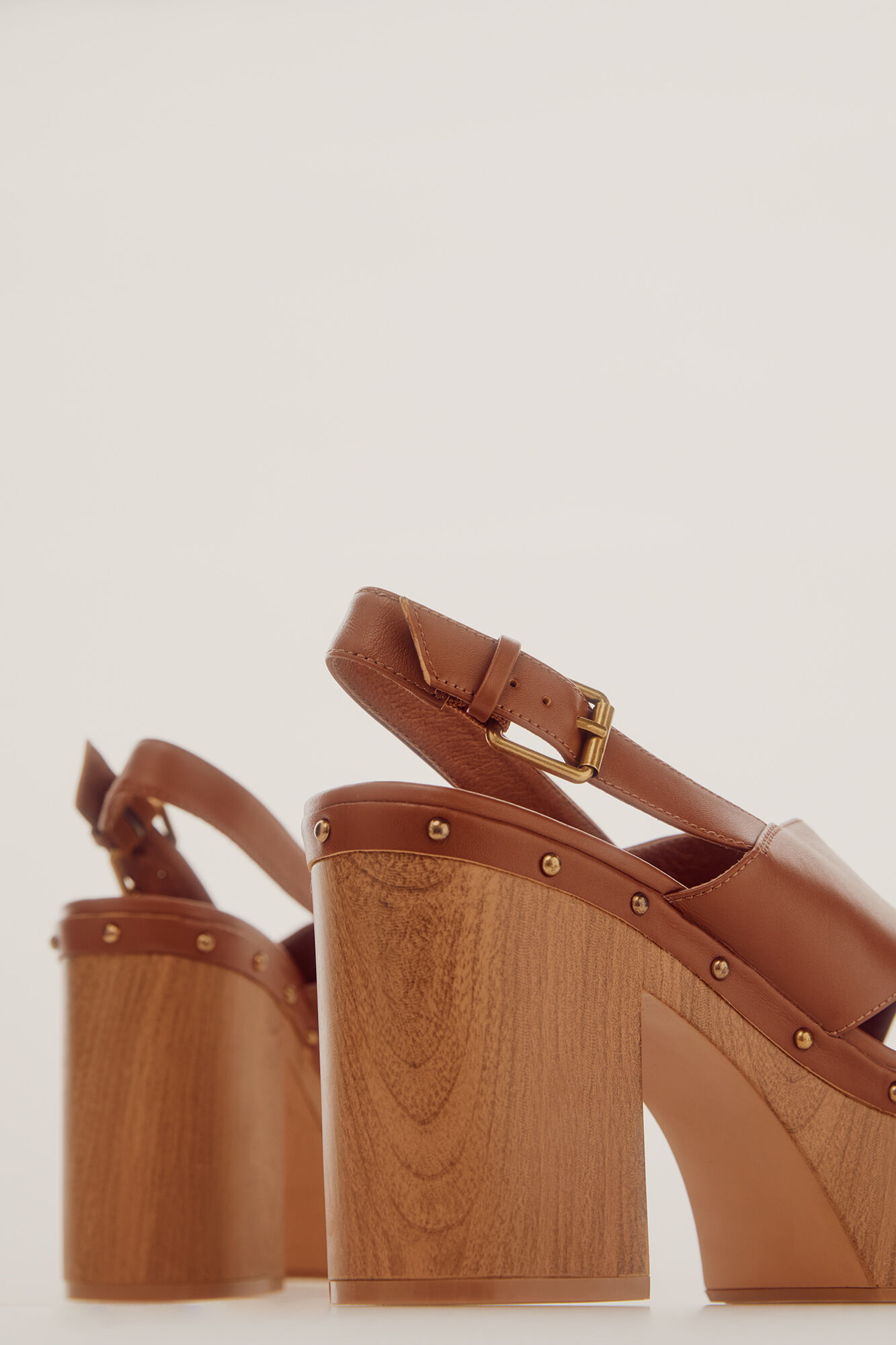 Sandalia plataforma estilo madera - Vino