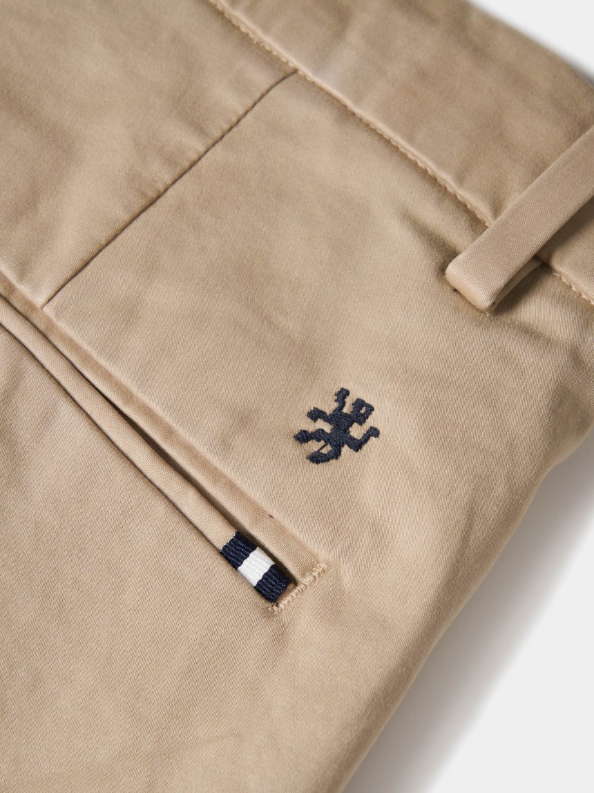Calças chino slim fit vincadas