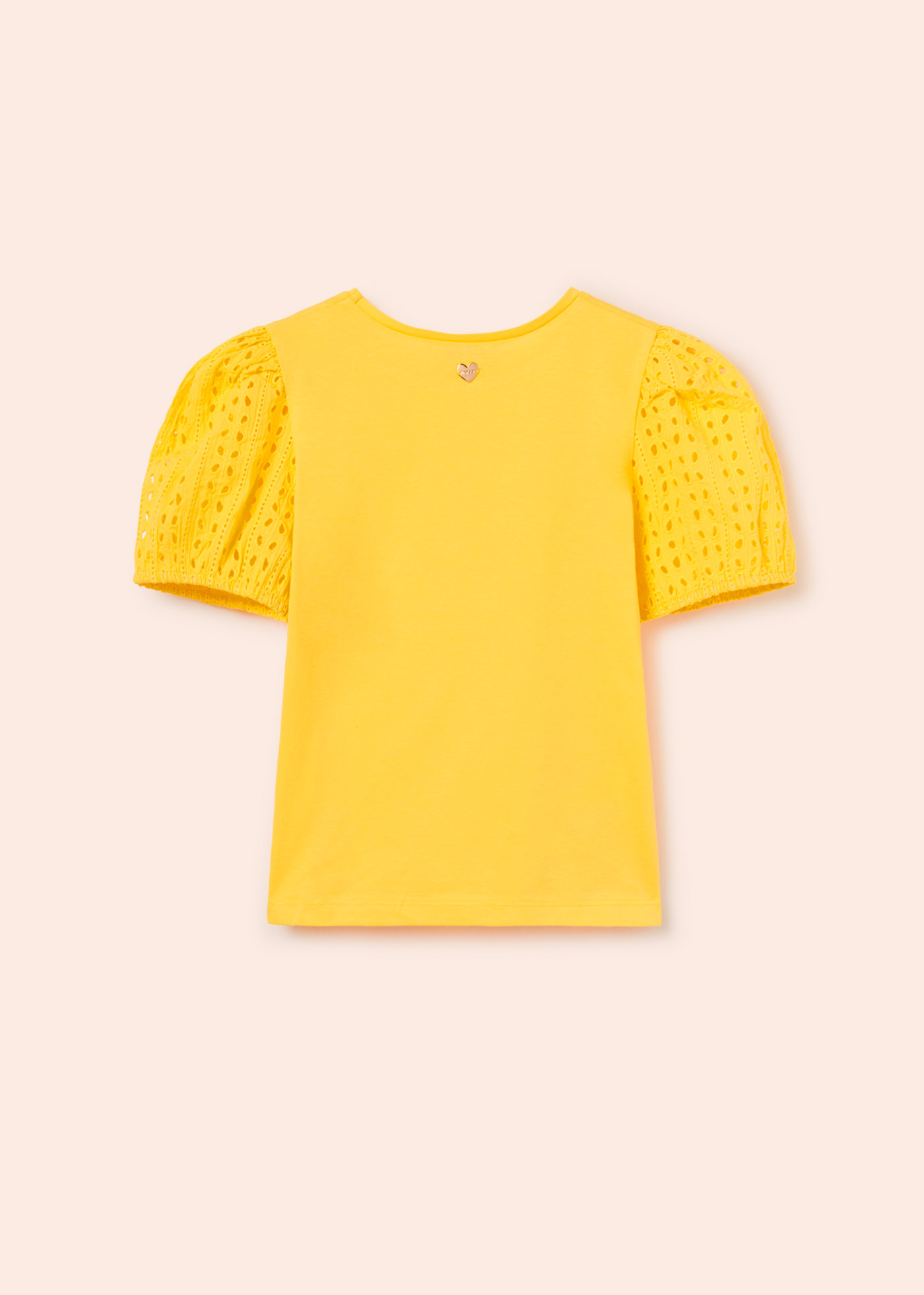 Camiseta feminina de manga curta perfurada, feita de algodão sustentável.