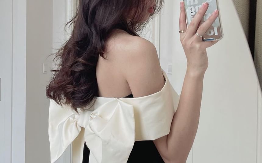 Coris - A-lijn jurk met korte mouwen en off-shoulder, tweekleurige strik