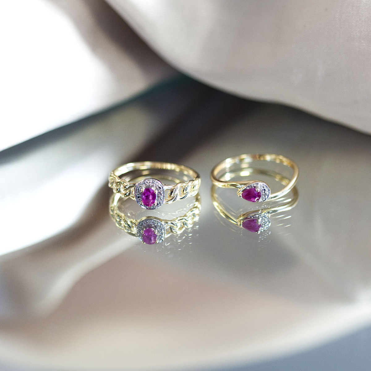 Bague or 375 2 tons, rubis et diamants, motif maille gourmette