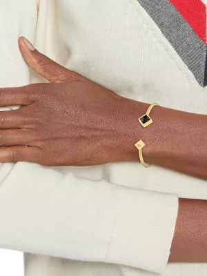 Pulseira em formato de C com esfera de ônix banhada a ouro