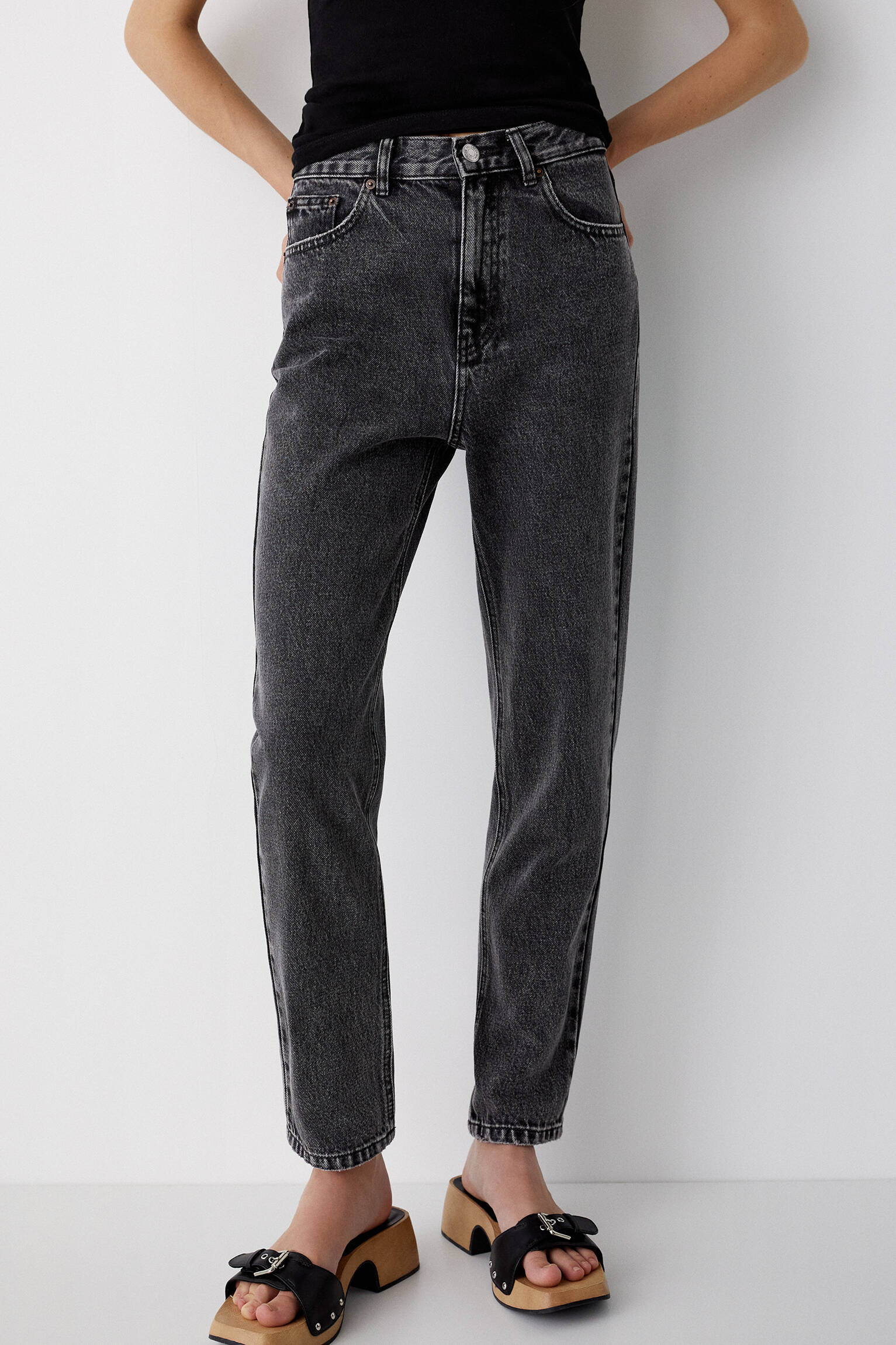 Calça jeans básica estilo mom fit - cinza antracite