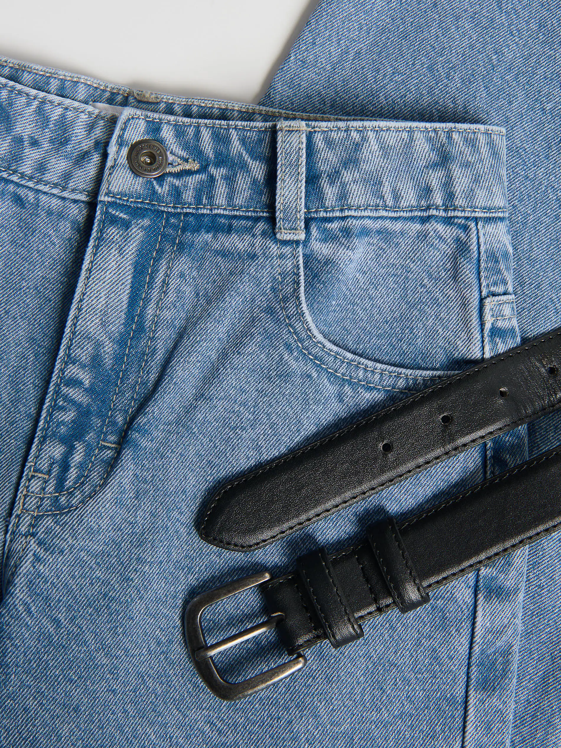 Karottenjeans mit Gürtel