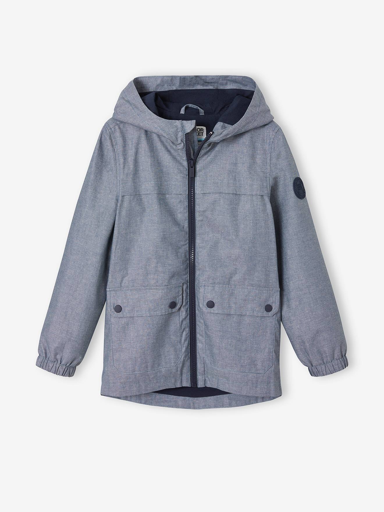Jaqueta corta-vento com capuz em chambray repelente à água, para meninos, azul médio liso com estampas.