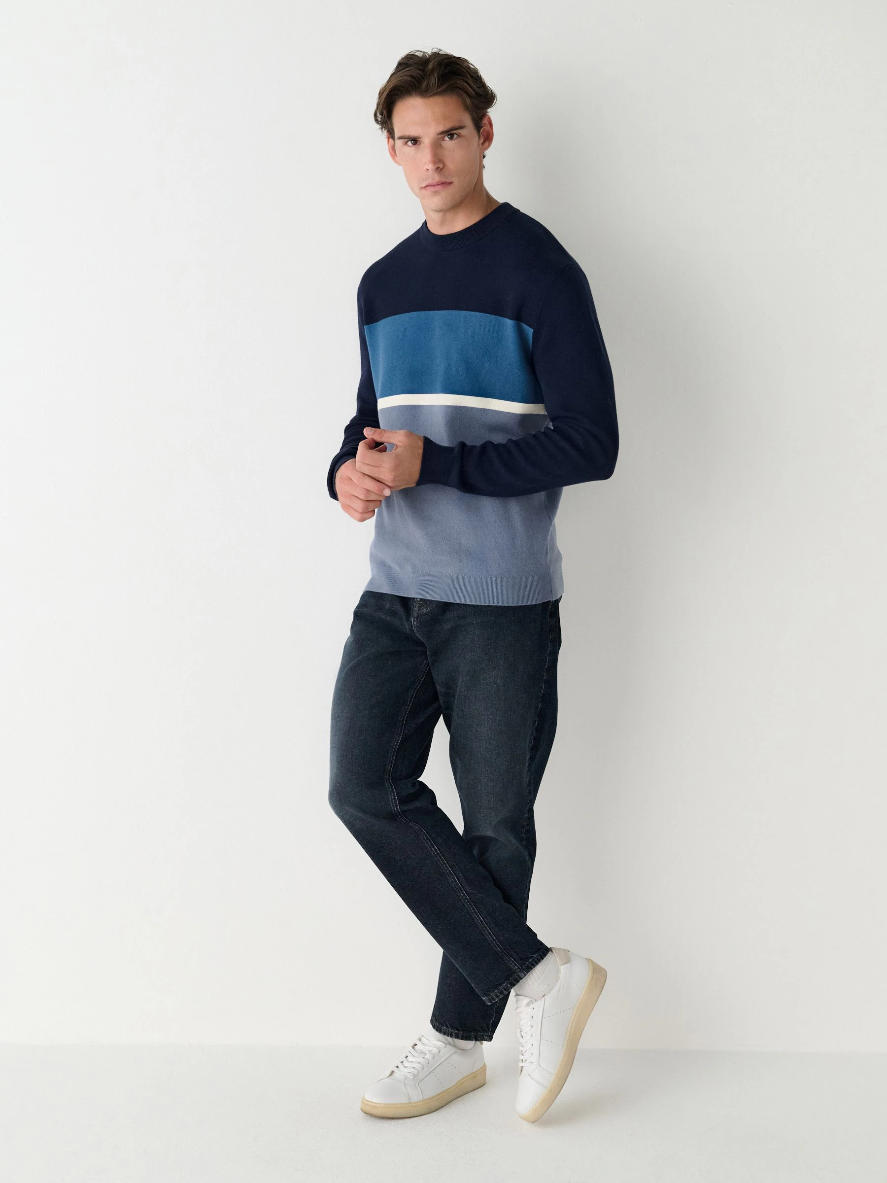 Donkerblauw - Regular fit trui met kleurblokken en strepen, ronde hals