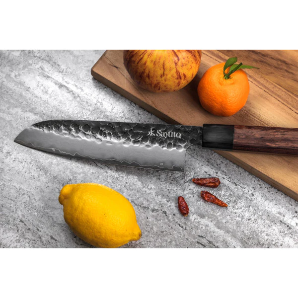 Couteau Sayuto Sequoia San Mai modèle santoku 18cm brute de forge Sayu