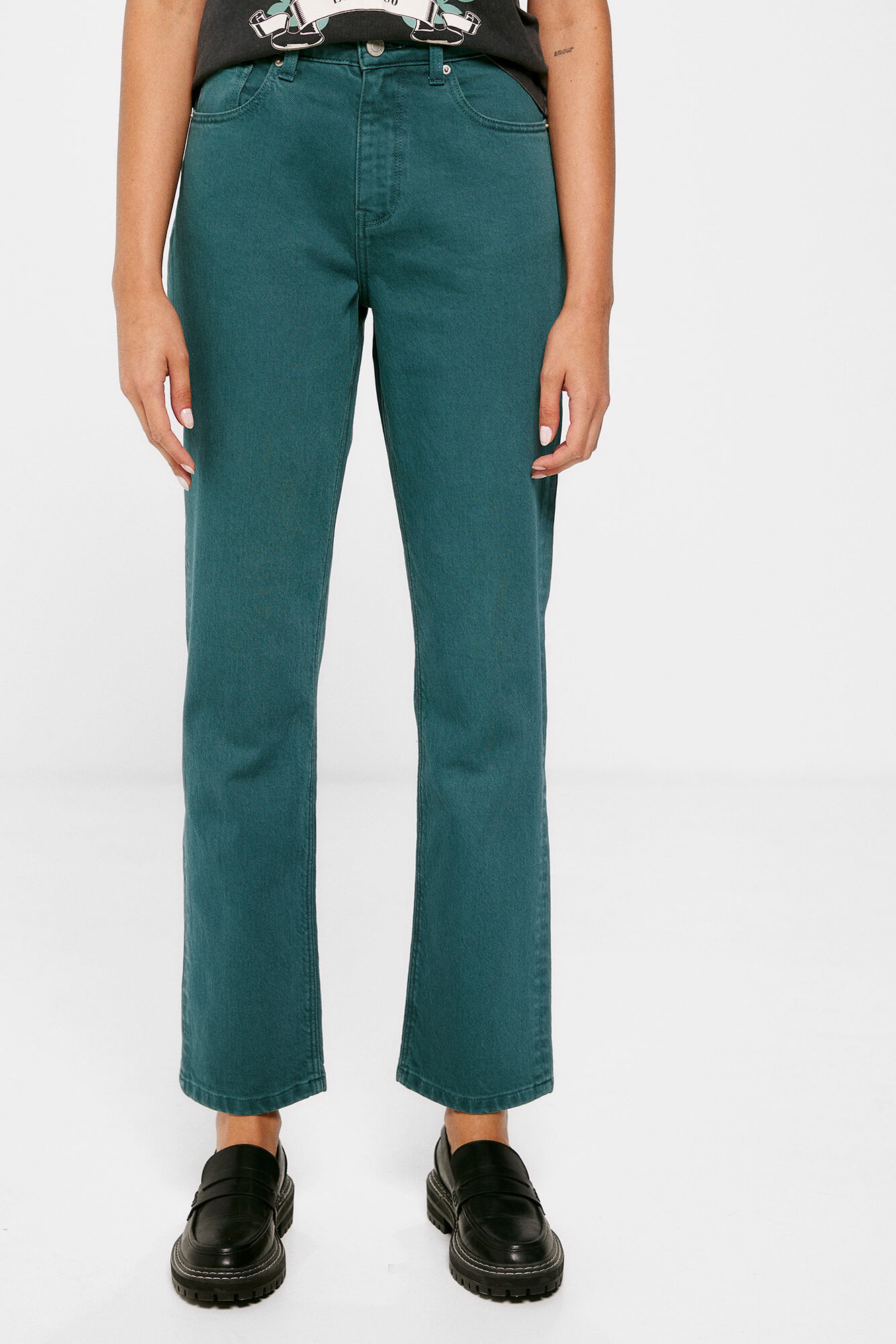 Calça jeans reta com lavagem sustentável
