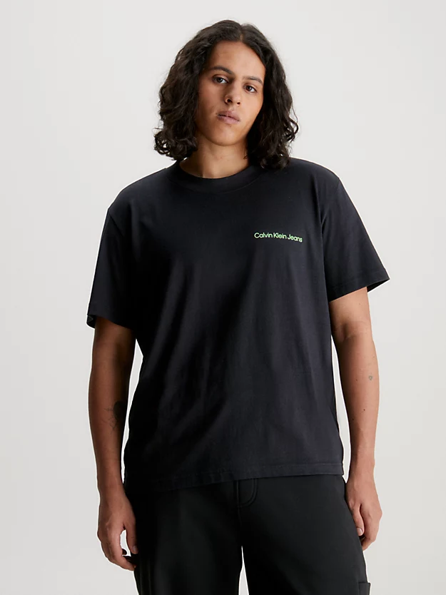 Camiseta com fita adesiva com logo