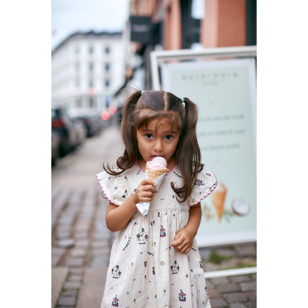 Køb Copenhagen Colors Cream Tivoli print Printed kjole m. flæseærmer