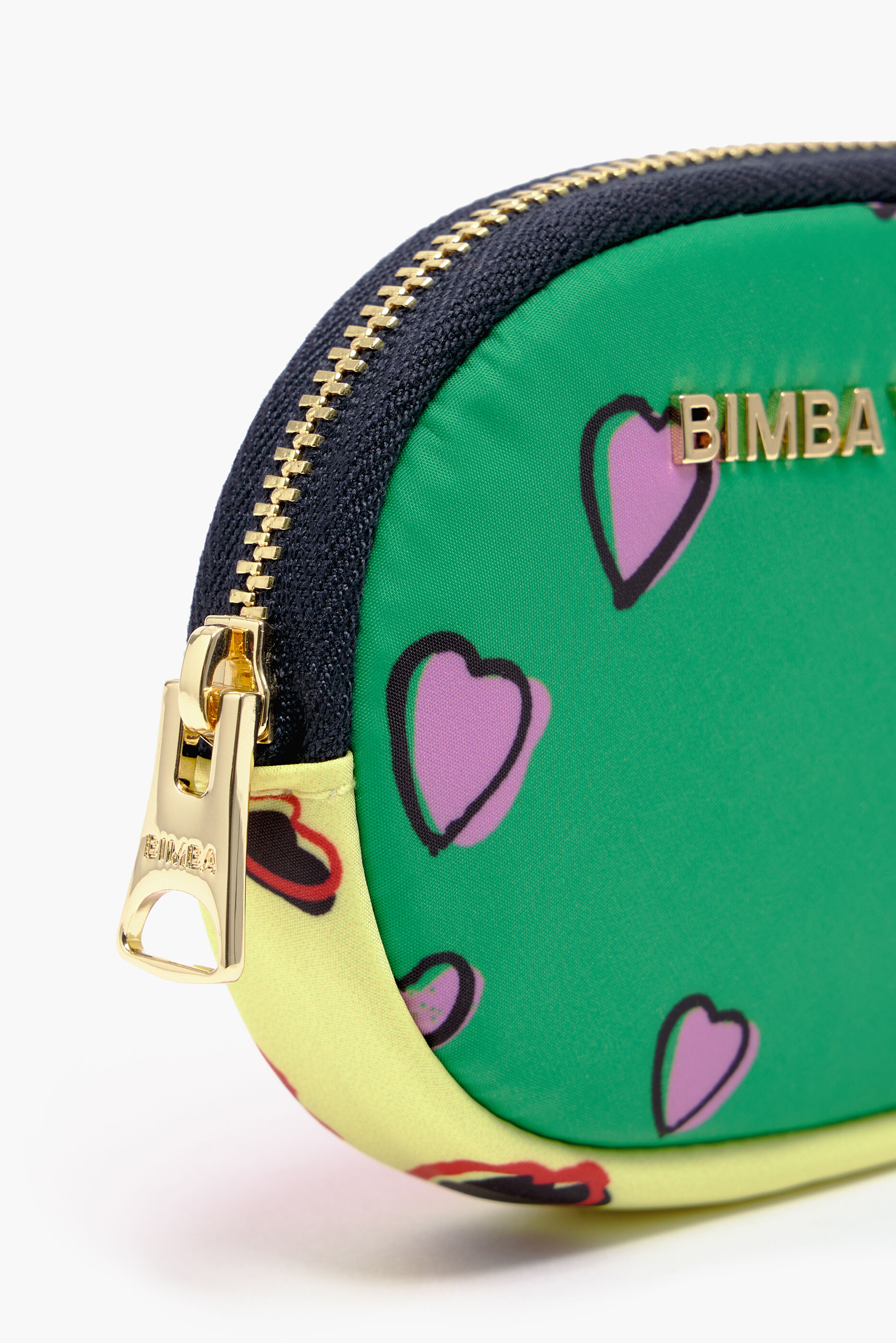 Porta-moedas oval com estampa de pequenos corações, verde.