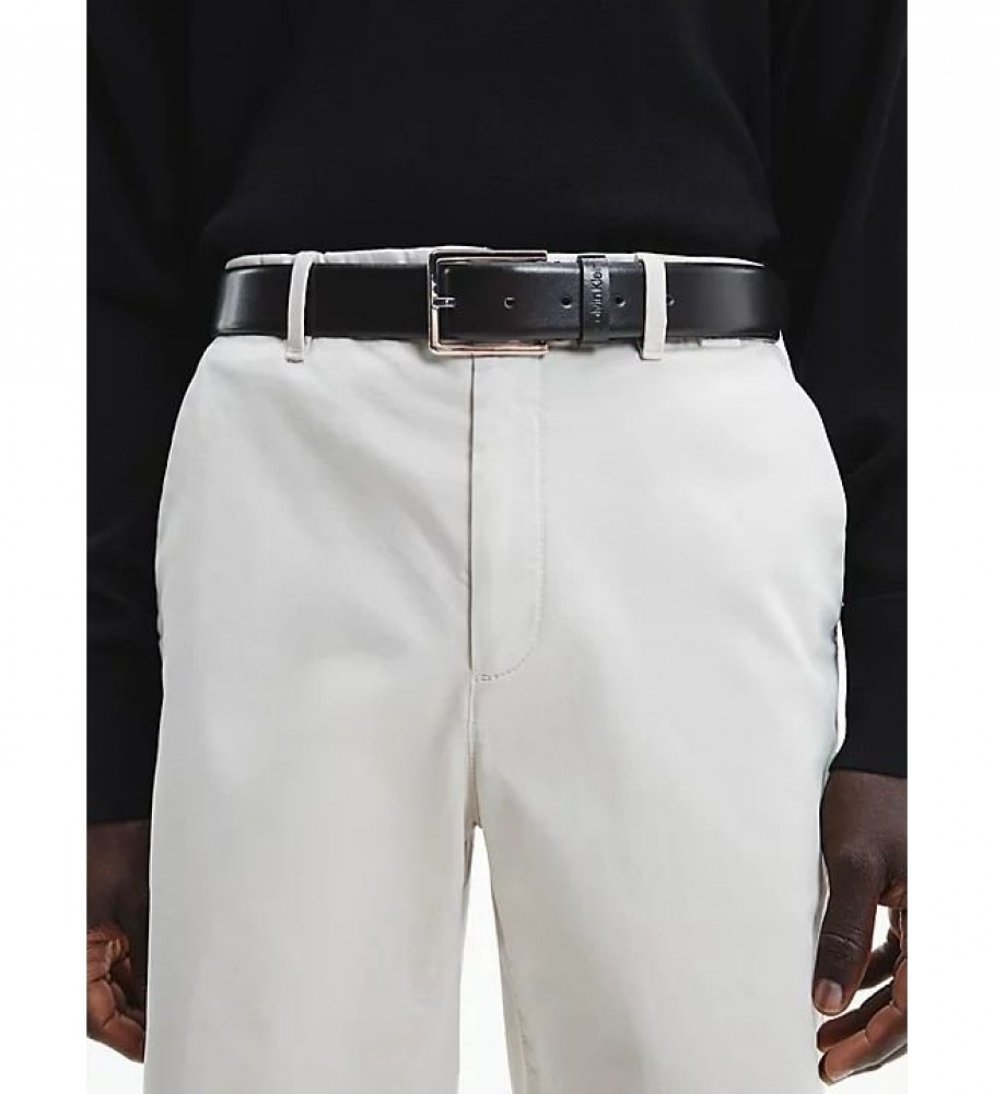 Cinto de couro preto estilo bombed da Calvin Klein