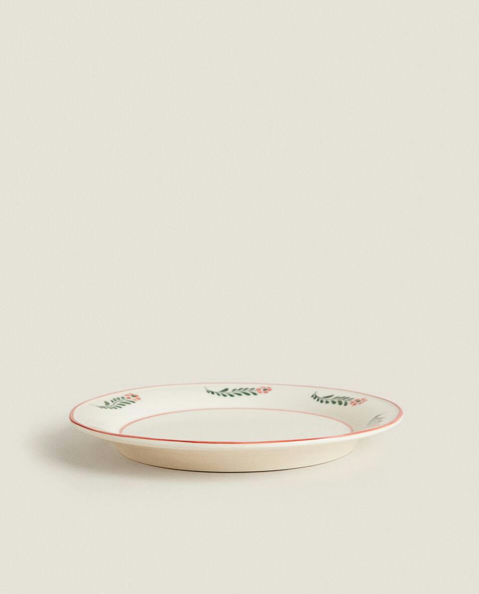 Louça de mesa de barro pintada com motivos florais