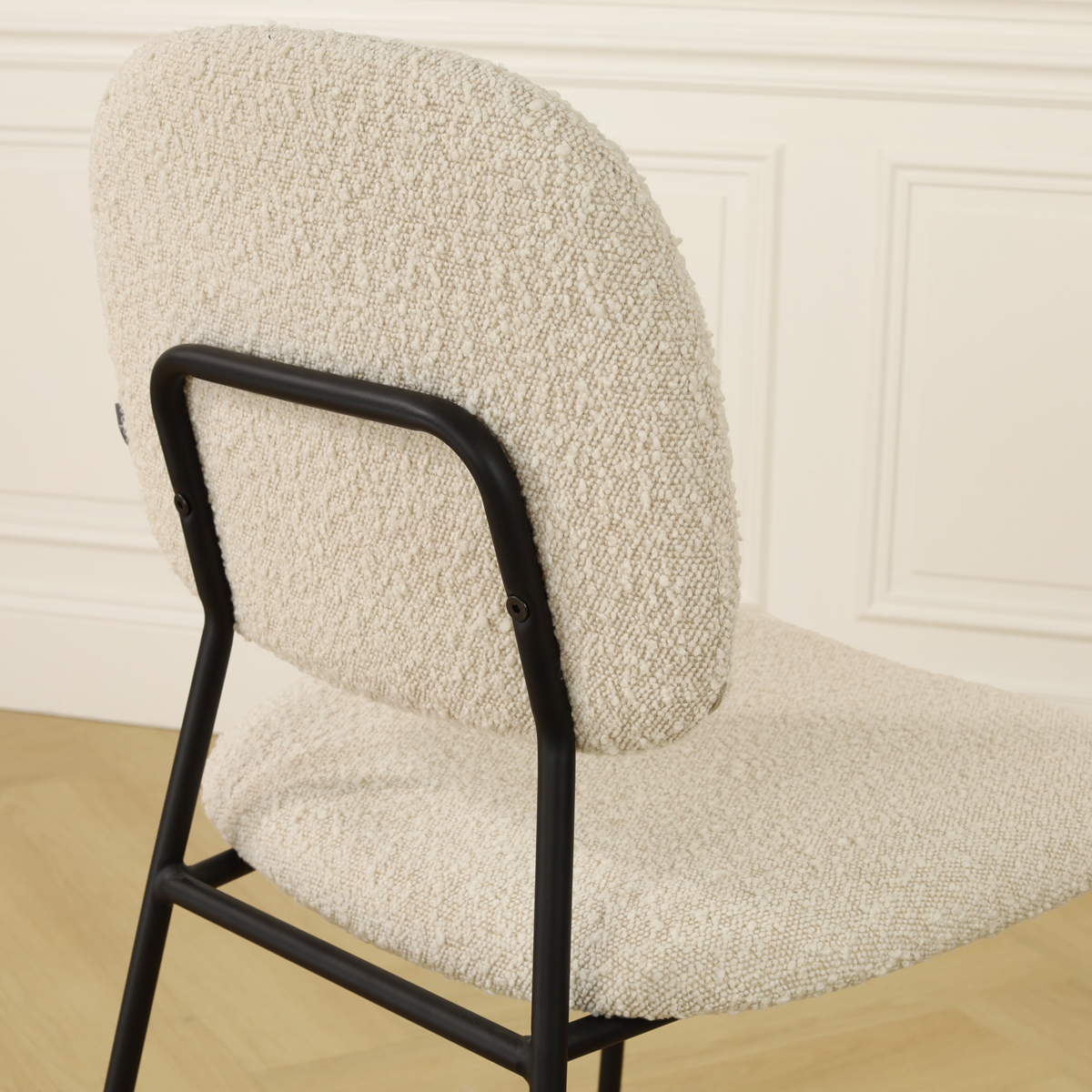 Eetkamerstoel Jasmijn bouclé beige - zwart onderstel