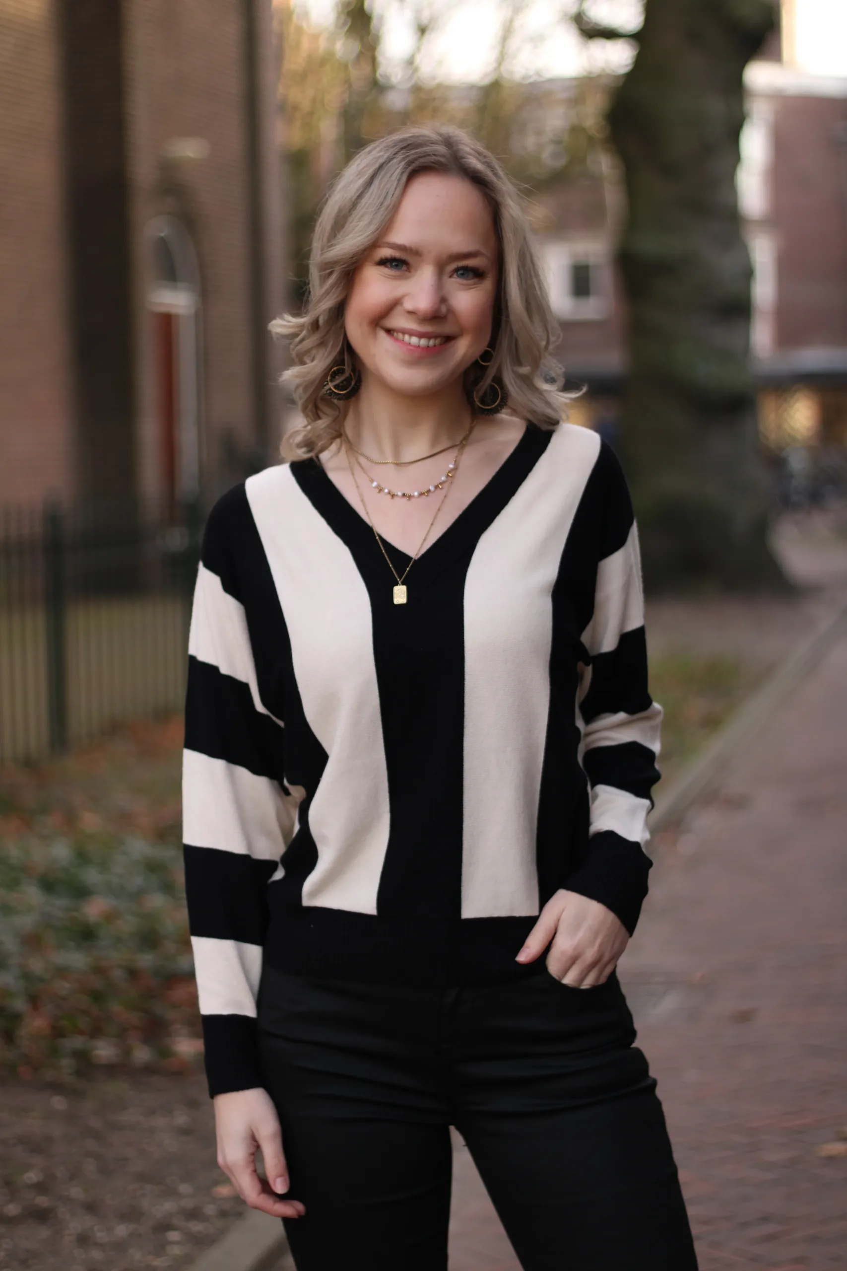 Culture - Annemarie Stripe V-Neck Pullover - Black/White