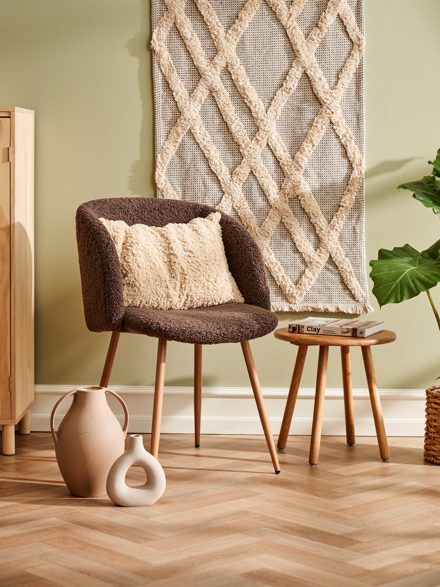 Stol i teddystof | Polyester/polyurethan/stål. 54 x 47 x 81 cm. | Dark Brown