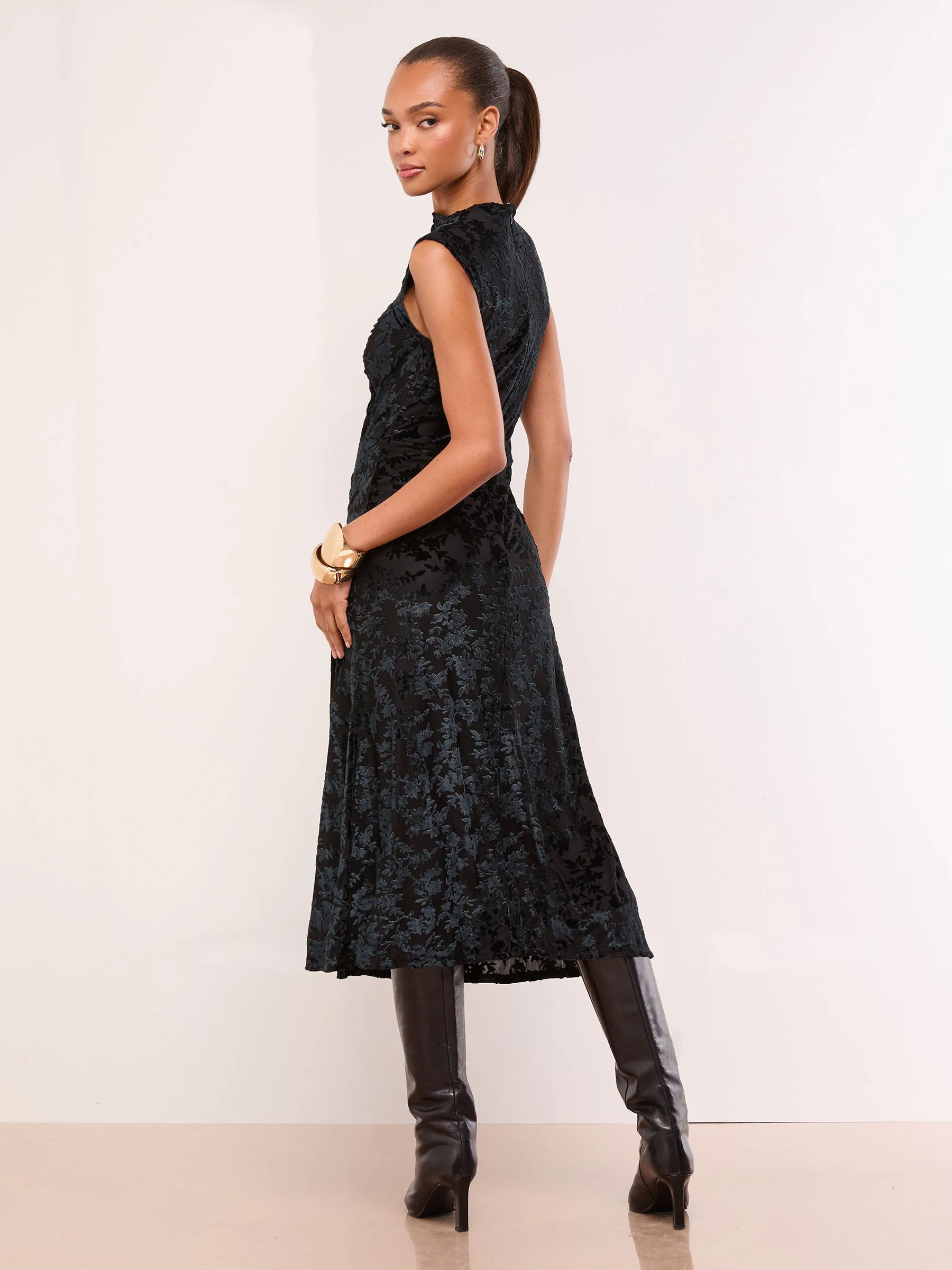 Zwart - Lipsy Velvet Devore Splice Sleeveless Fit And Flare Midi Dress