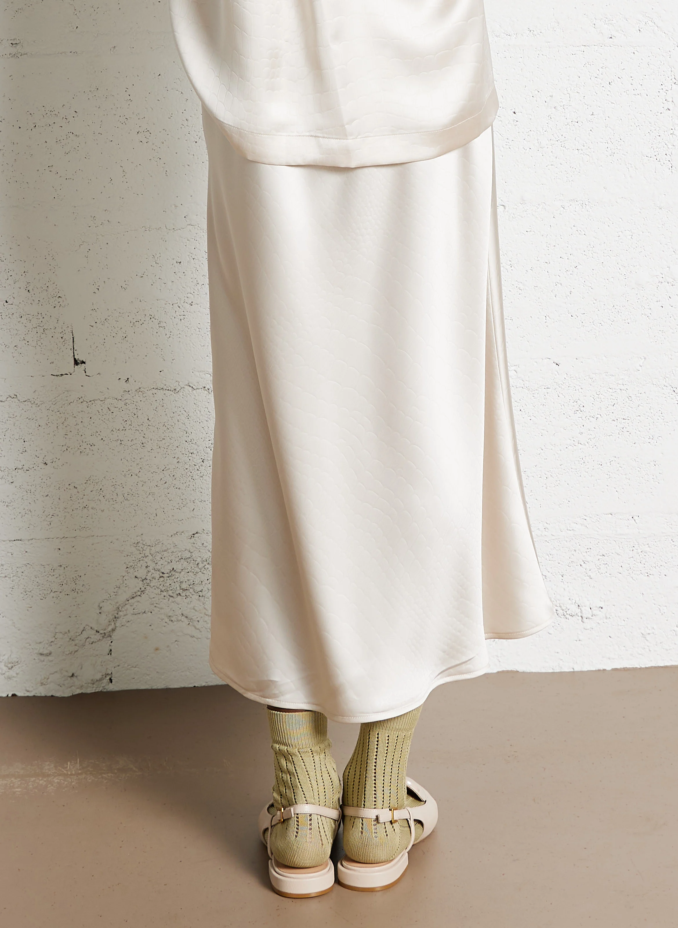 Jupe midi satinée à motif crocodile | Beige