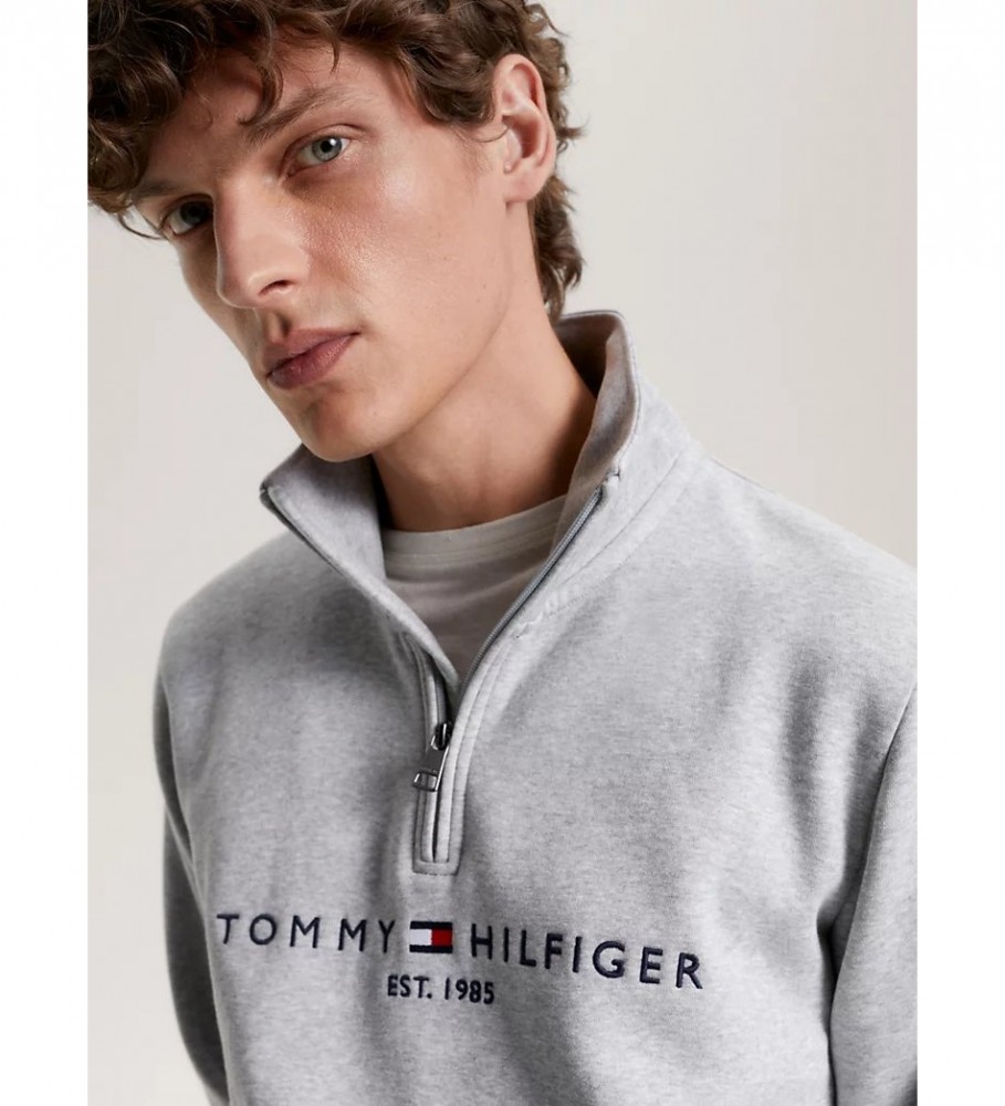 Moletom Tommy Hilfiger cinza com zíper até o peito e logo