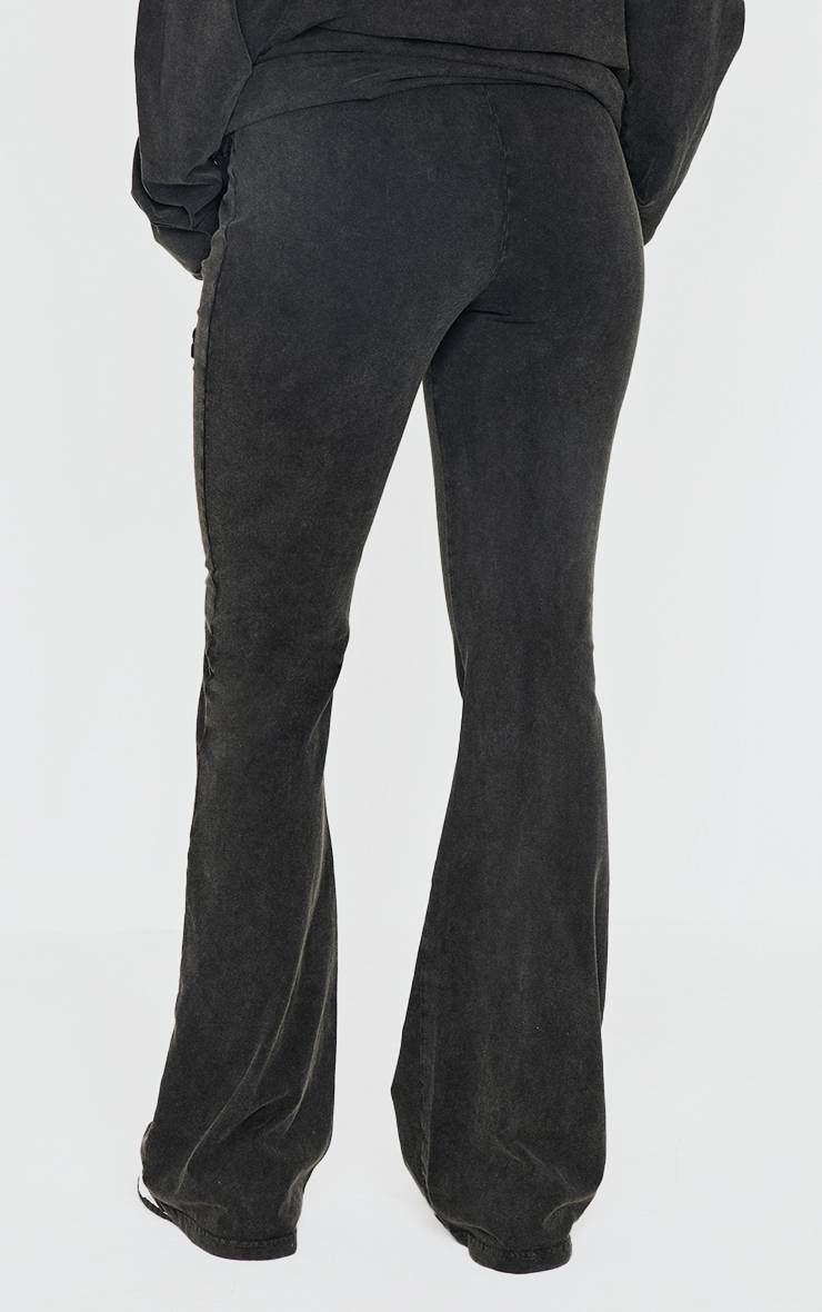 Noir Prettylittlething Pantalon Évasé Skinny Noir Délavé Avec Logo En Relief