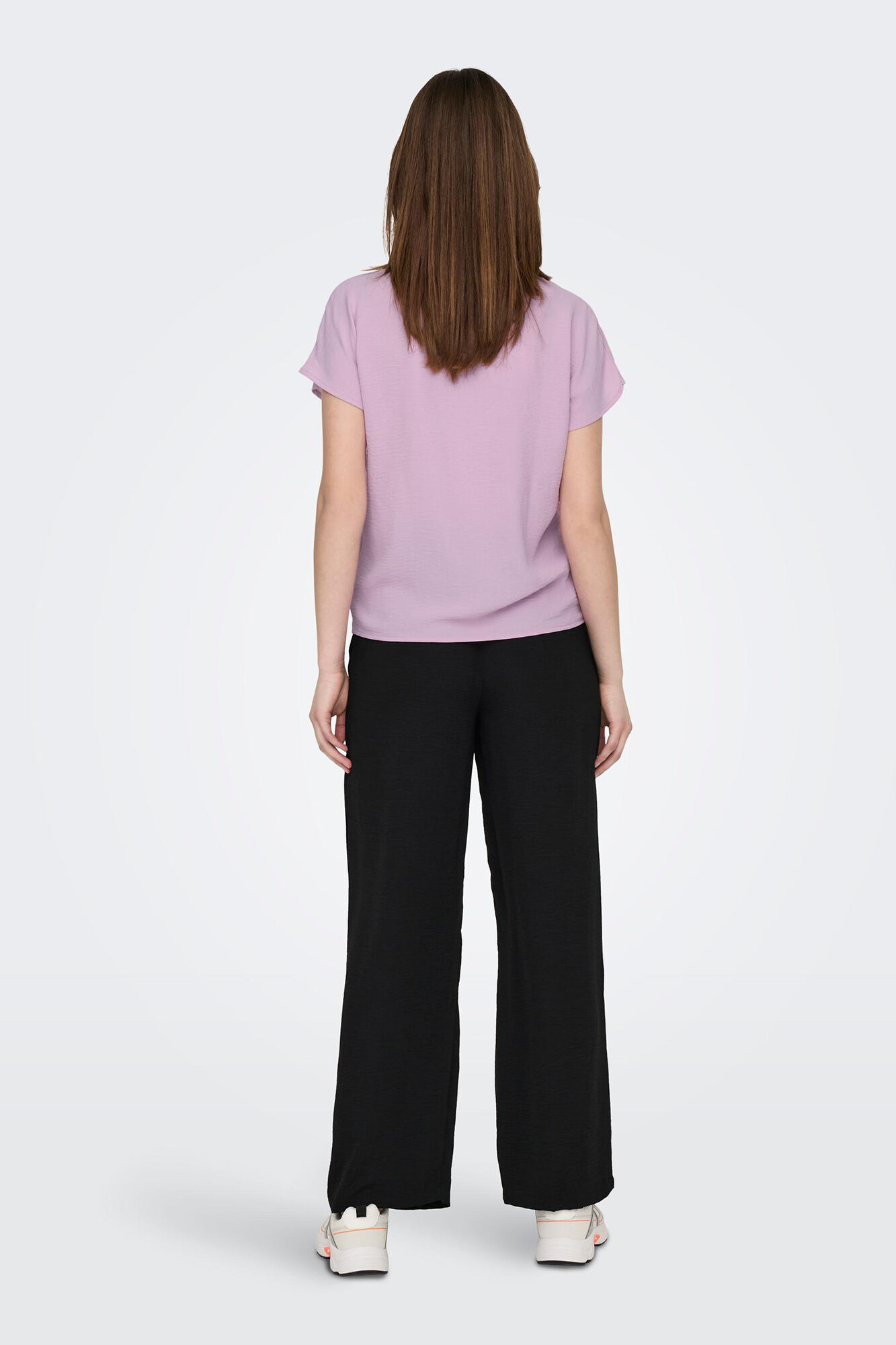 Blusa lisa com decote em V e mangas curtas.