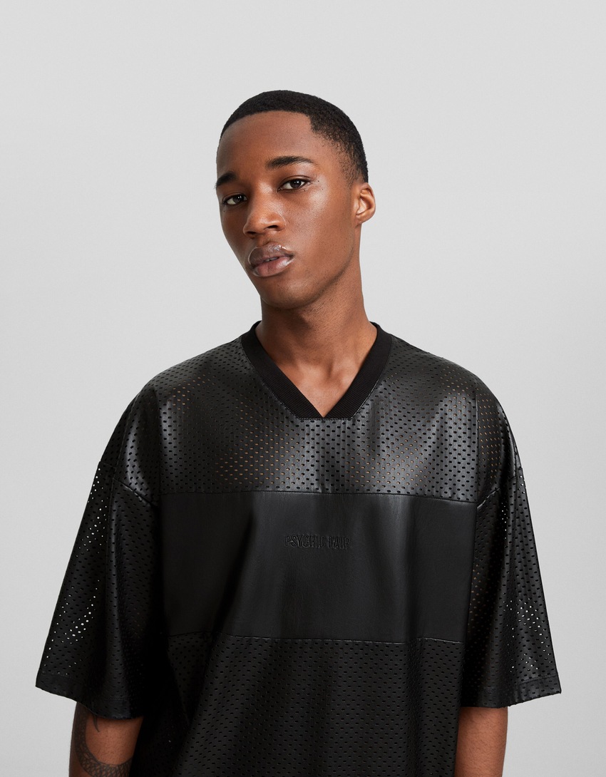 Camiseta de manga curta com efeito couro e modelagem extra folgada