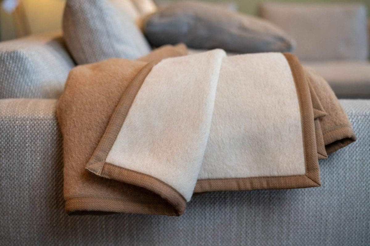 Ritter Decken Alpaka Decke „Arequipa weich, 150 x 200 cm, Creme Kamel (ungefärbt), aus 50% Alpaka und 50% Schurwolle (Natur). Wolldecke. Geeignet als Wohndecke, Kuscheldecke und Tagesdecke.