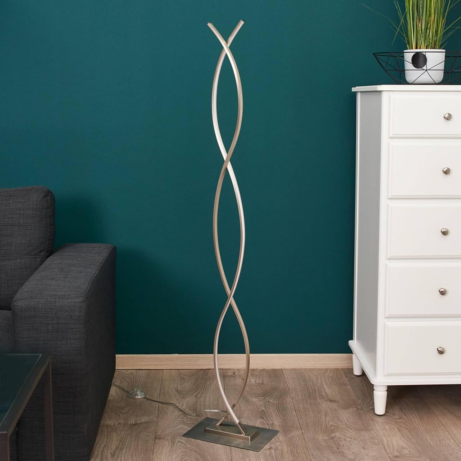 Lindby LED Stehlampe Metall mit Fußschalter, geschwungene Stehleuchte 138 cm, Standleuchte Wohnzimmer, Esszimmer, Schlafzimmer, Flur, Dekolampe Standlampe