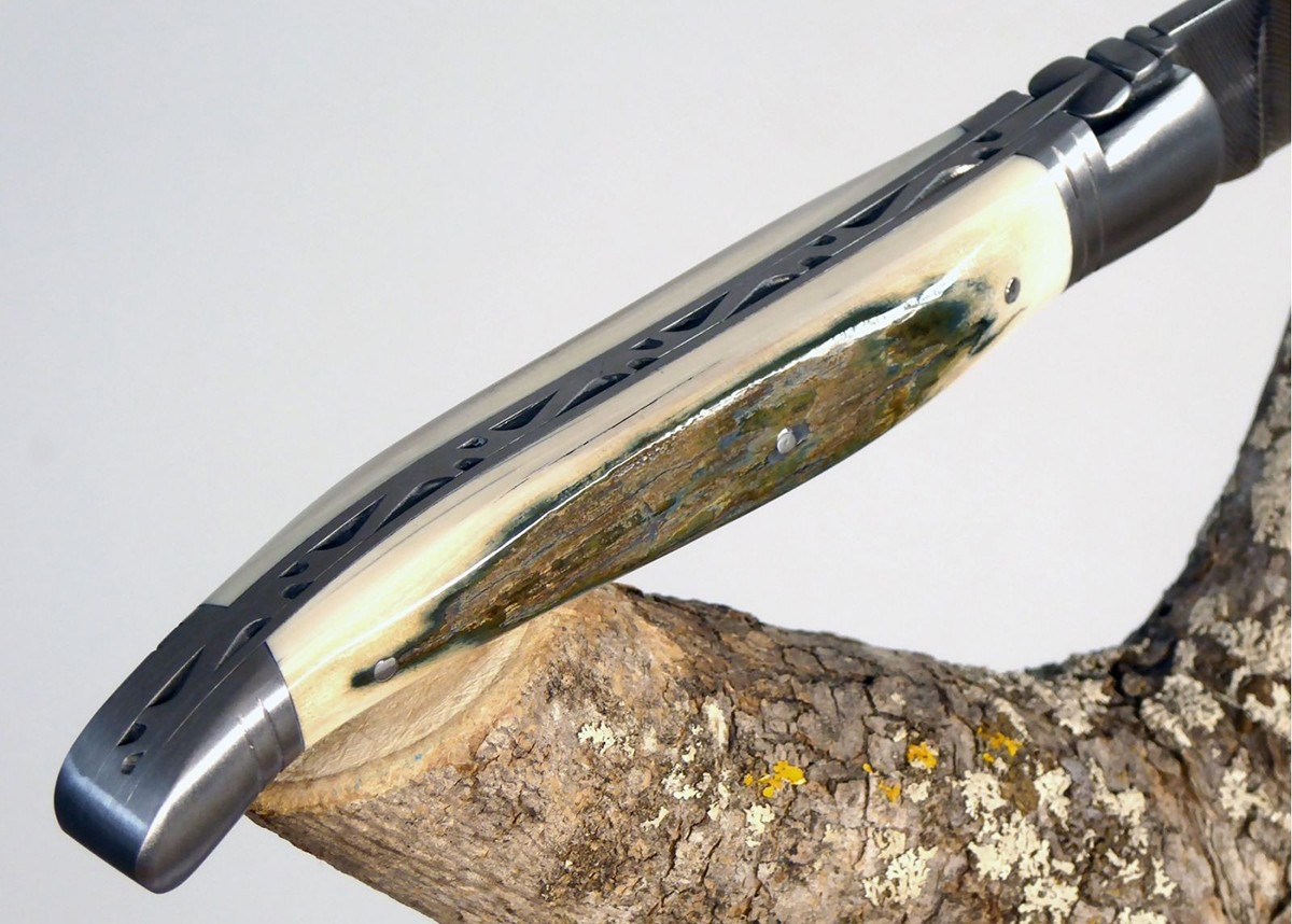 Couteau Laguiole avec une lame Damas et un manche en ivoire de Mammouth