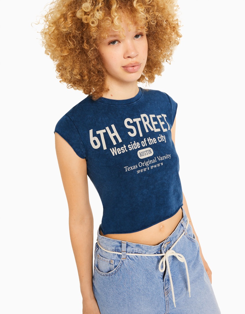 Camiseta cropped de manga curta com estampa