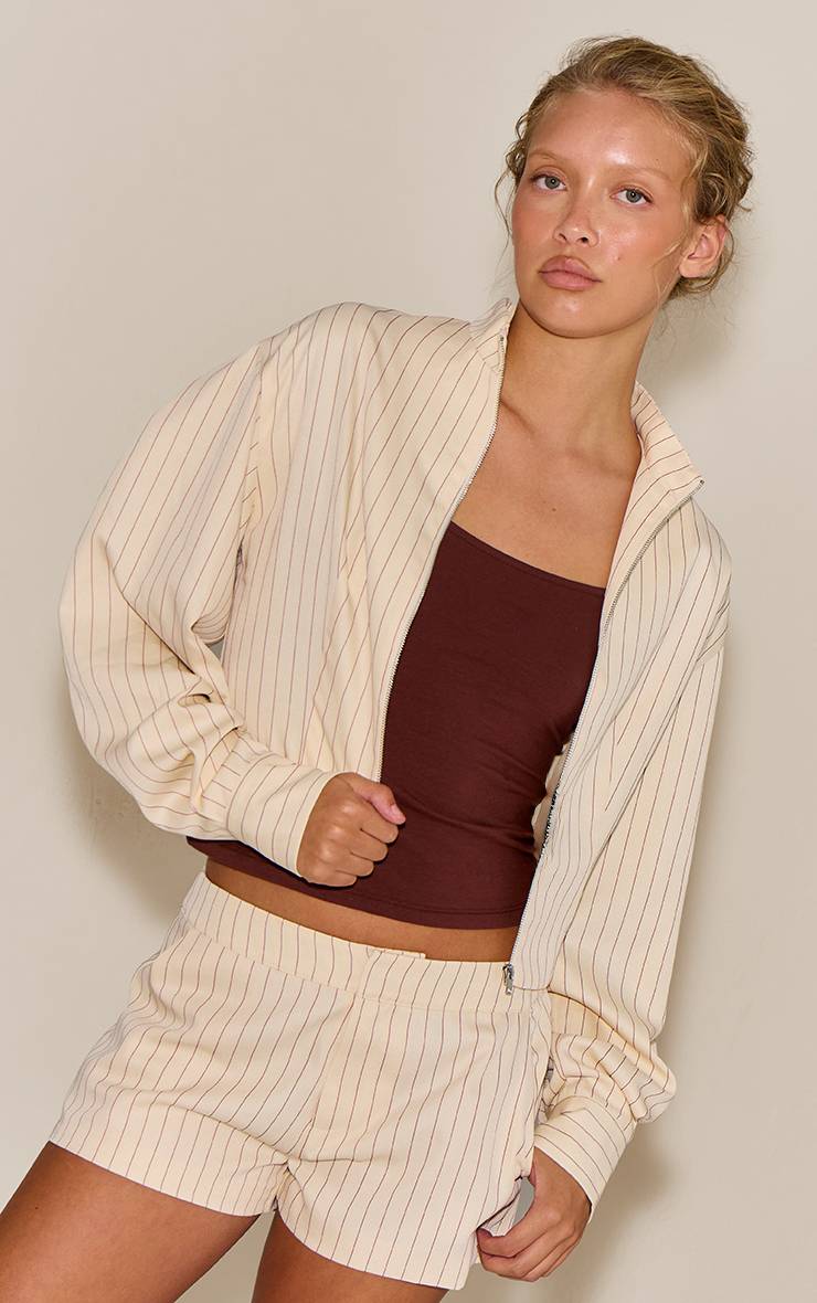 Crème Short Tailleur À Fines Rayures