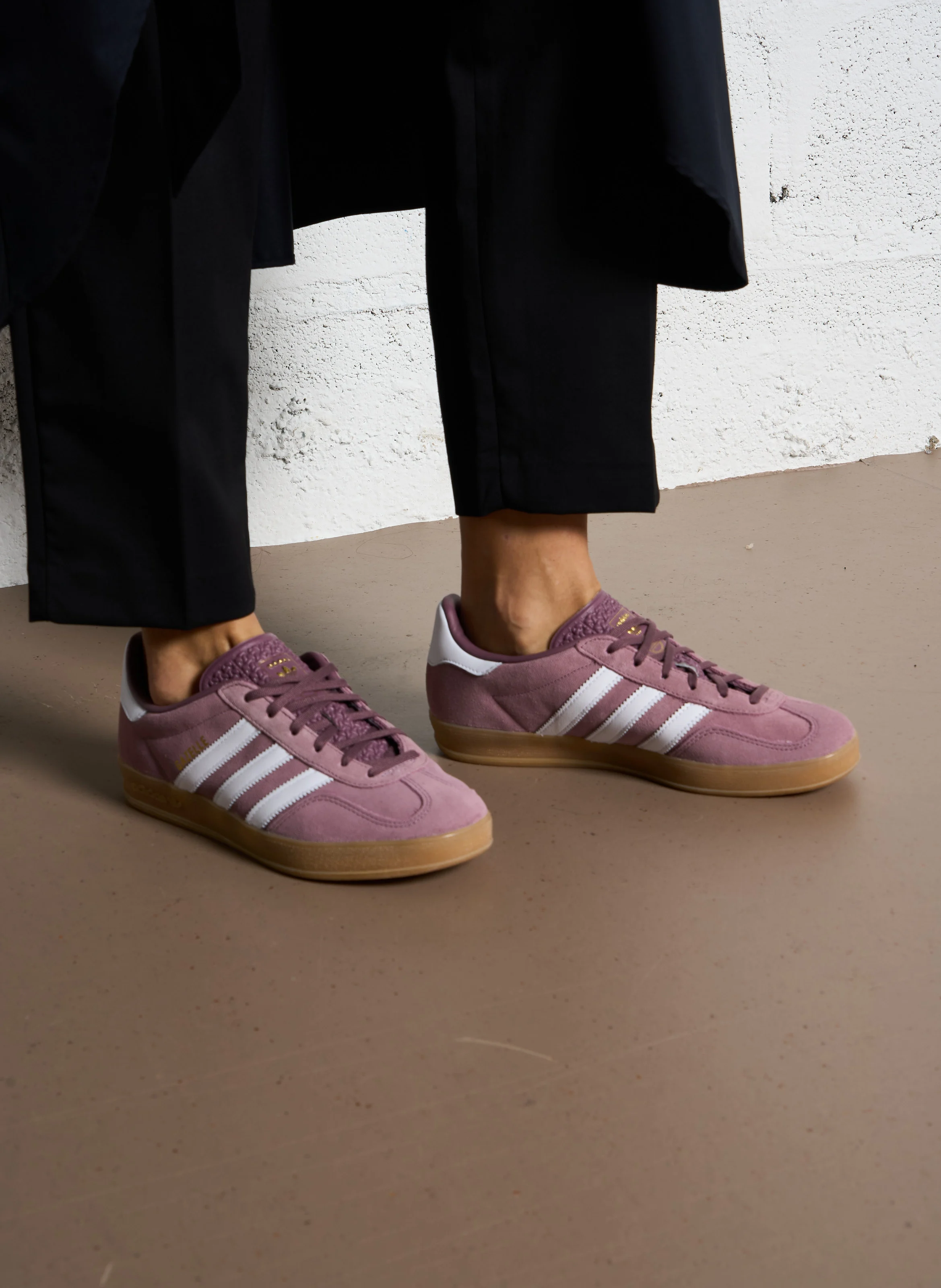 GAZELLE INDOOR W - Baskets basses en cuir velours | Violet