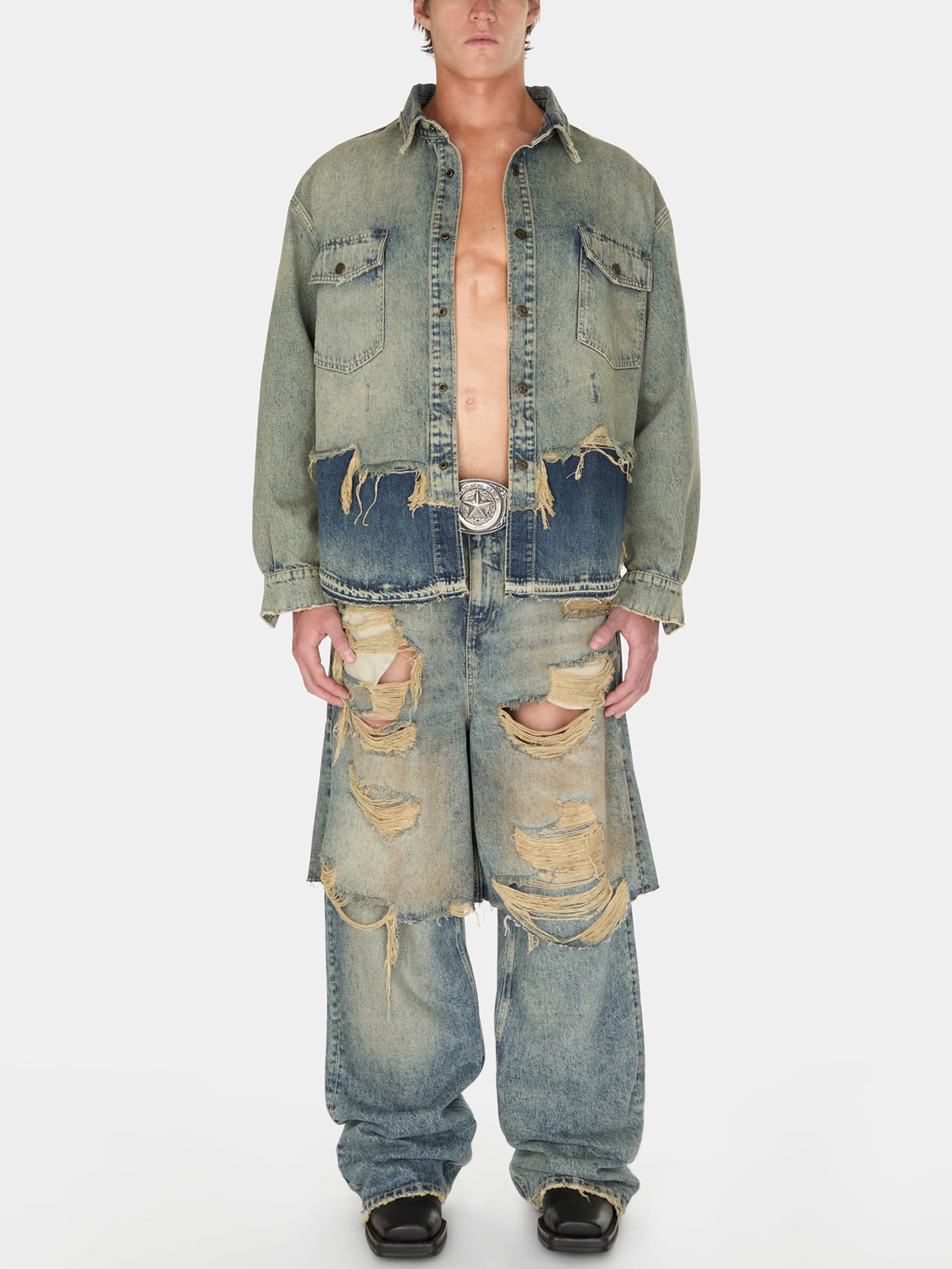 calça jeans destroyed em camadas