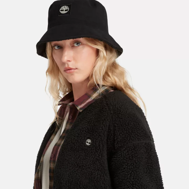 Jaqueta bomber de lã feminina na cor preta.