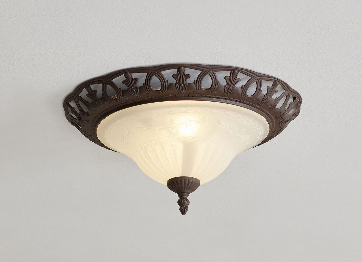 Lampenserie aus Metall mit Glasschirmen