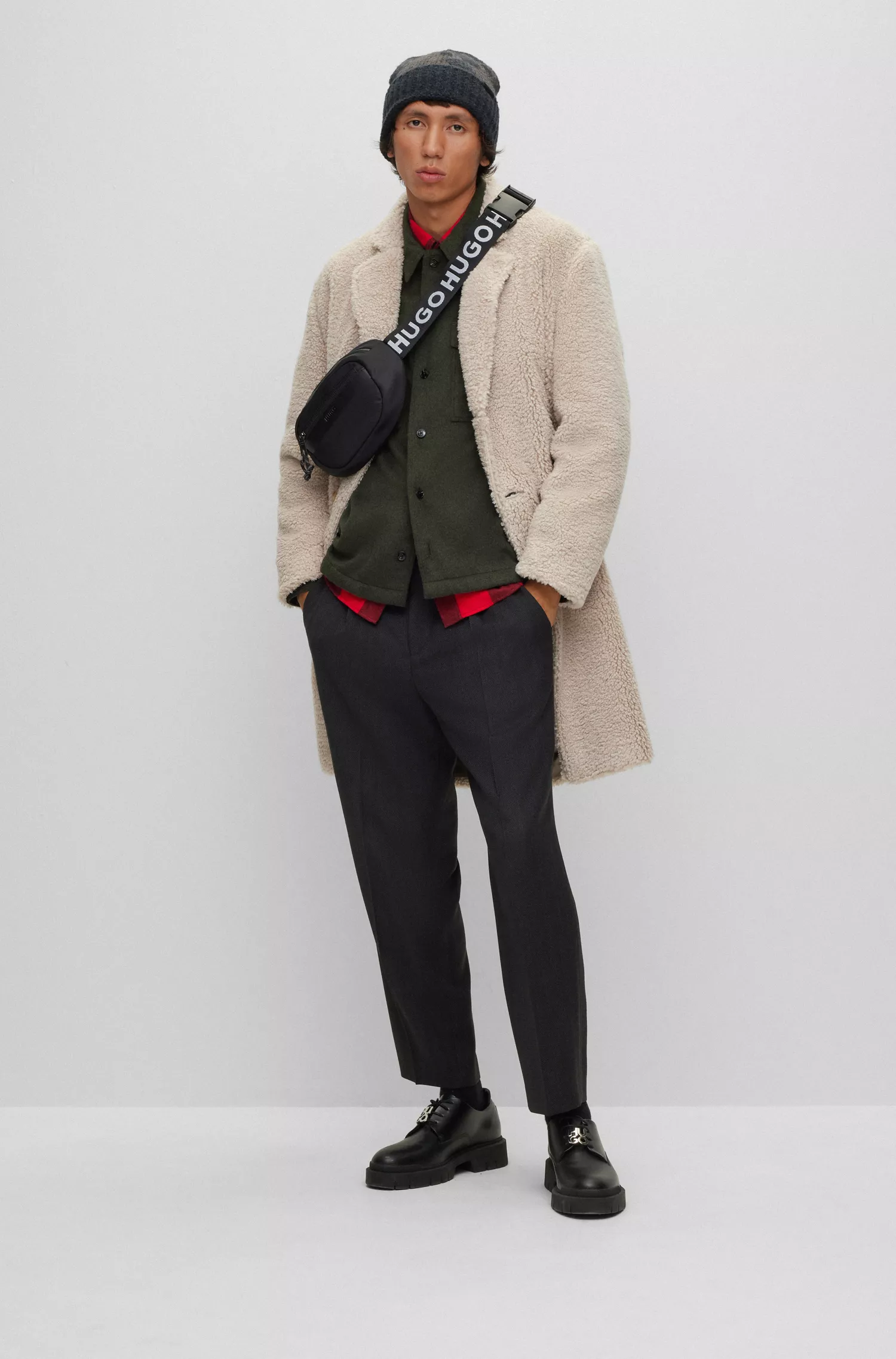 Sobretudo HUGO vermelho de modelagem oversized com etiqueta vermelha com o logotipo.