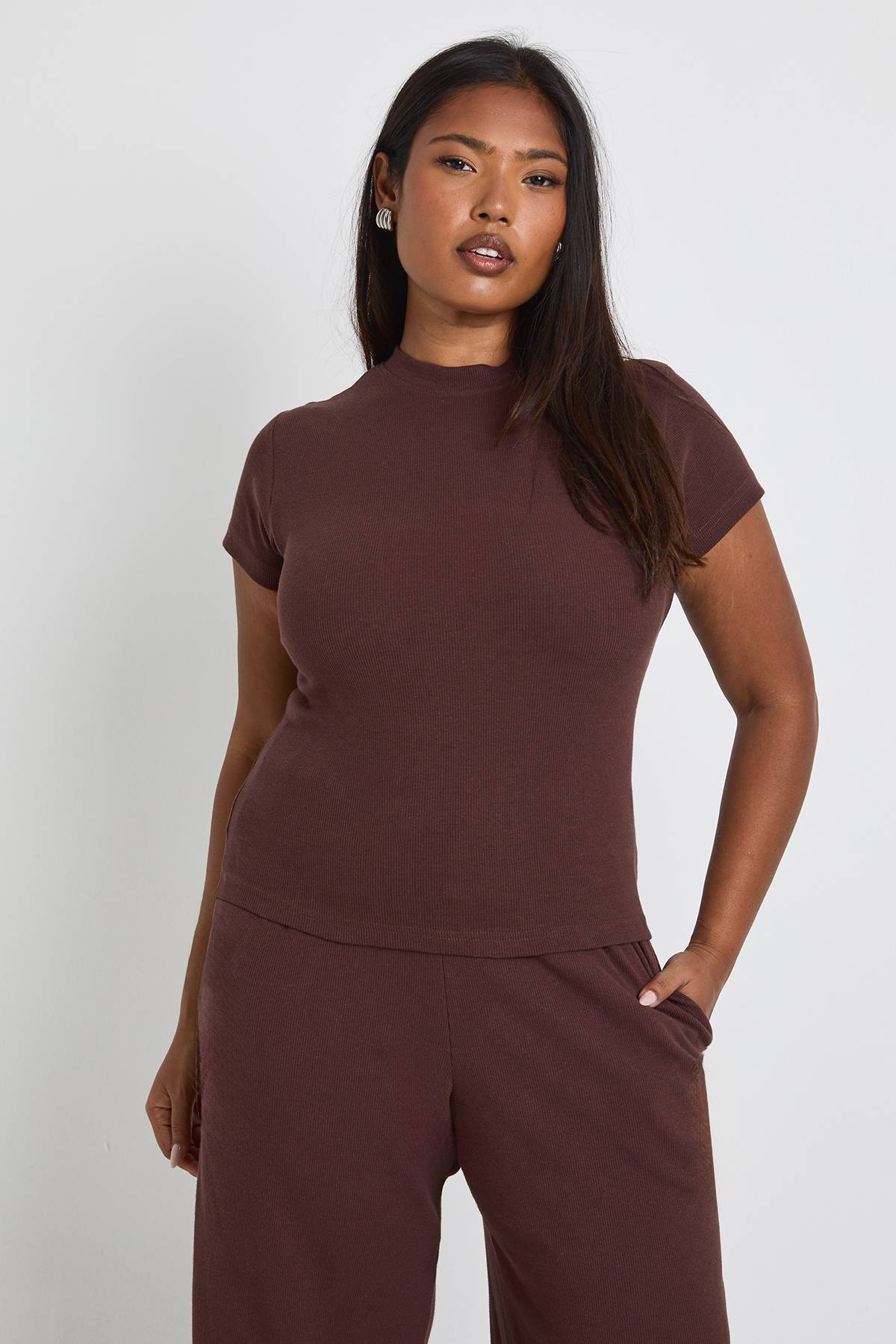 boohoo Haut Ajusté À Manches Courtes Côtelé Grande Taille Basique