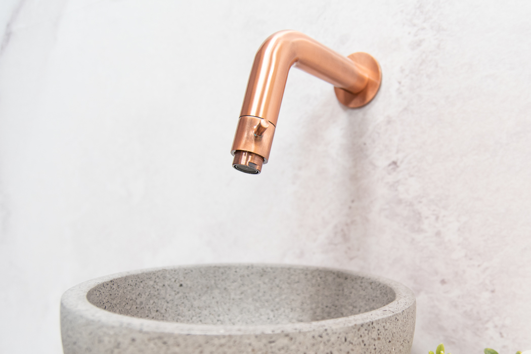 Saniclear Baru fonteinset met eiken plank, grijze terrazzo waskom en koperen kraan voor in het toilet