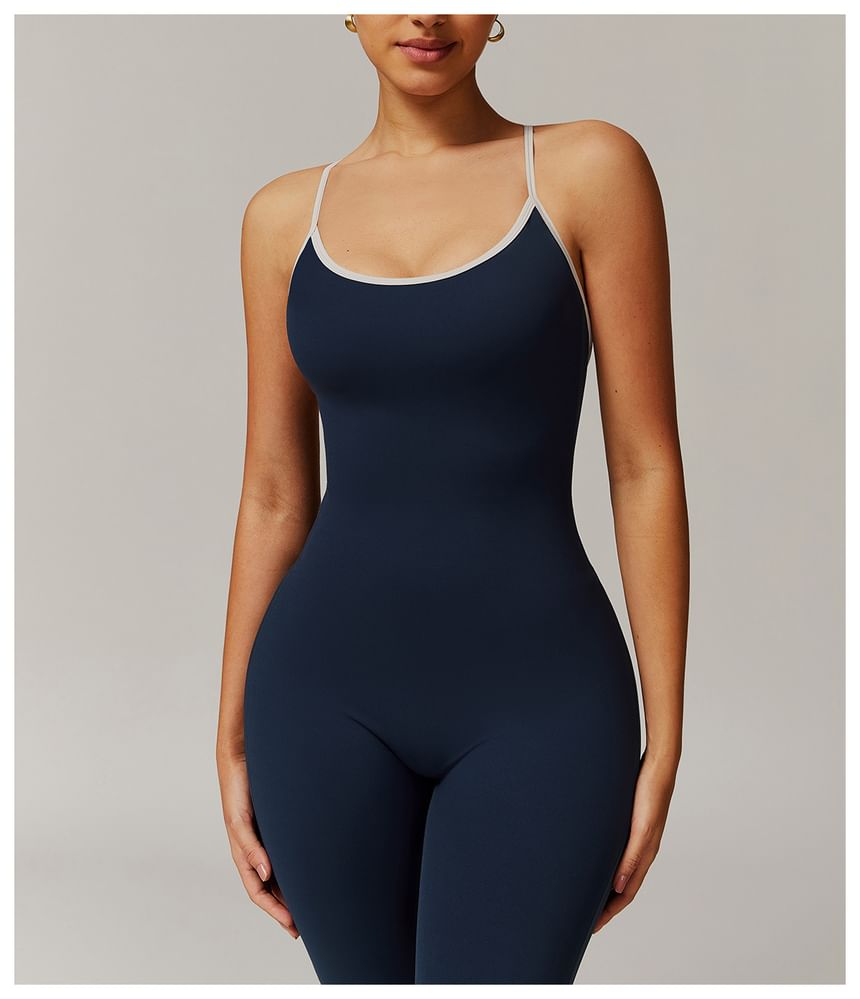 Skinniano - Spaghettibandjes, contrasterende afwerking en open rug, bootcut sportjumpsuit
