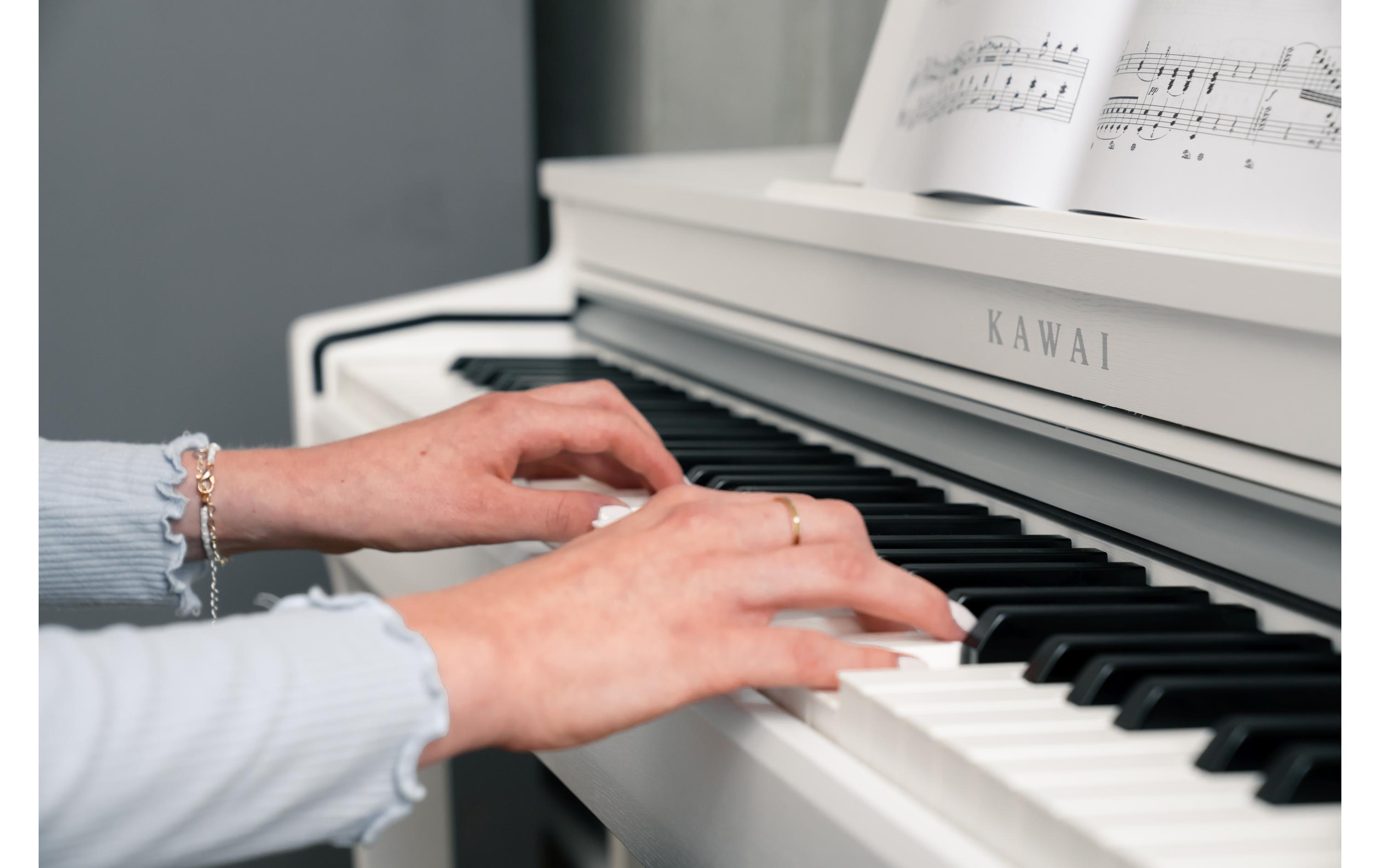 E-Piano CN-201 – Weiss<br>Digitalpiano mit Bluetooth-MIDI-Konnektivität und integrierten Lern- und Aufnahmefunktionen