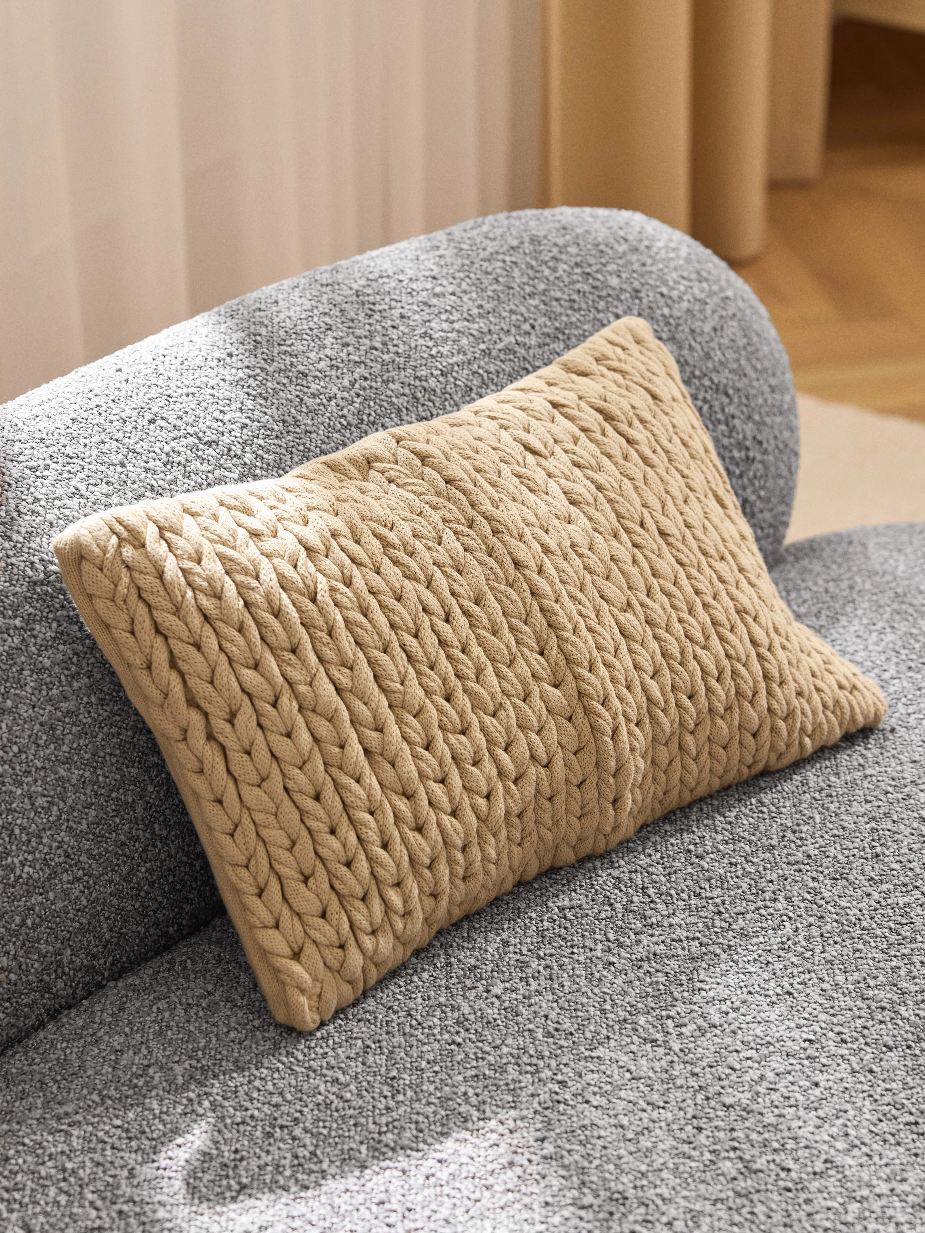Handgemaakte grofgebreide kussenhoes Adyna lichtbeige 30x50