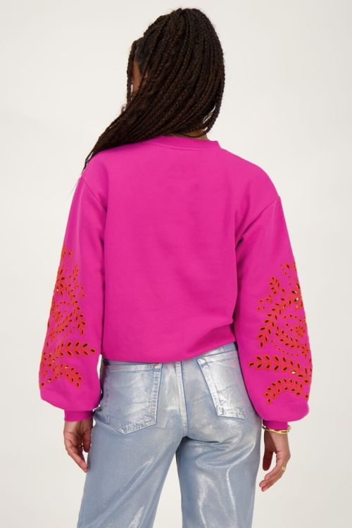 Roze sweater met embroidery mouwen