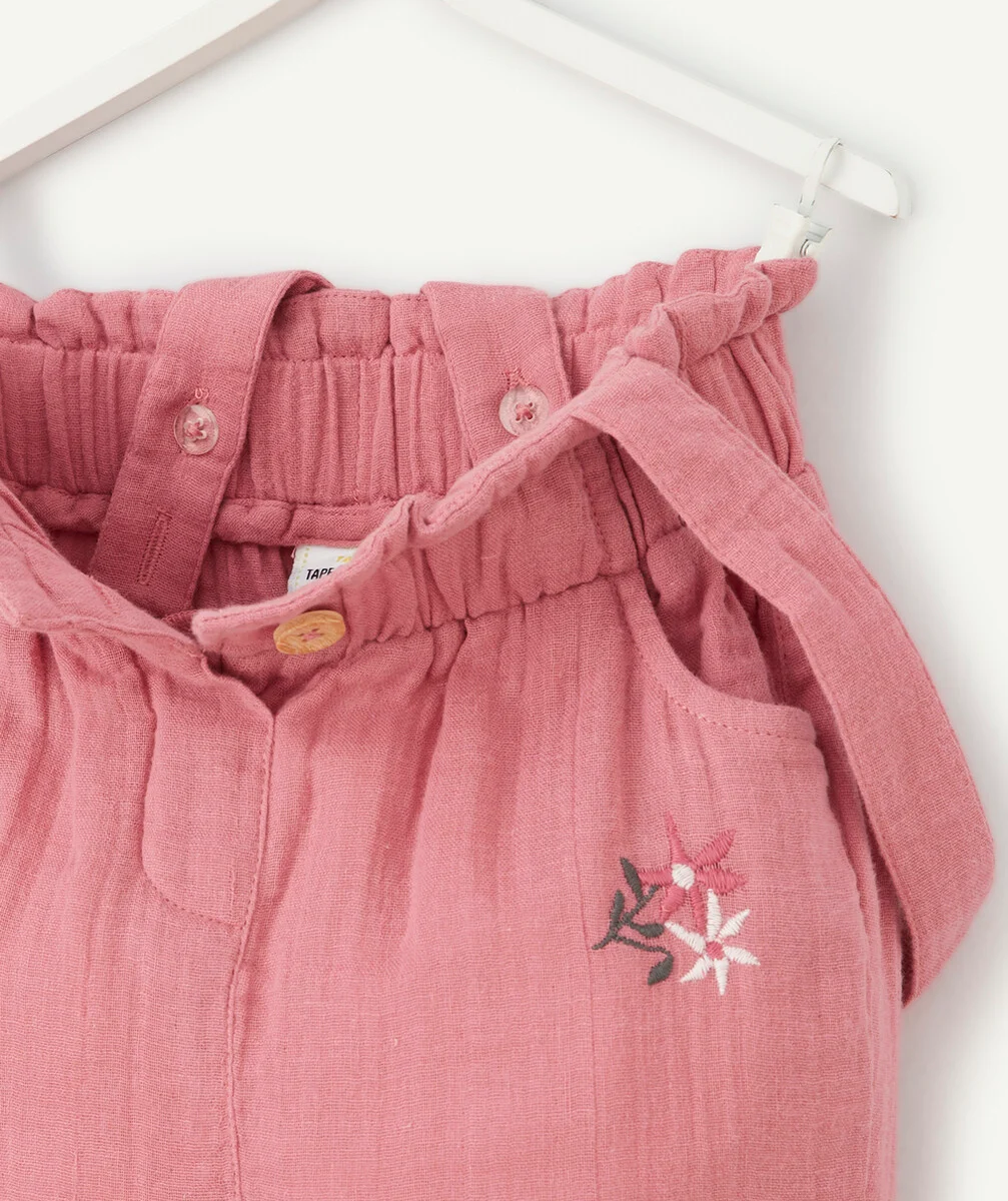 LE PANTALON ROSE EN COTON AUX BRETELLES AMOVIBLES ET FLEURS