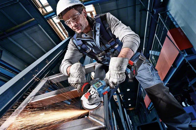 Bosch Combo Kit 3 18V Tools: GSB 18V-110C + GKS 18V-68GC + GSA 18V-28 + 1 4.0 AH Battery (PROCORE) + 2 5.5 AH Batteries (PROCORE) + GAL 1880CV (L) Professional