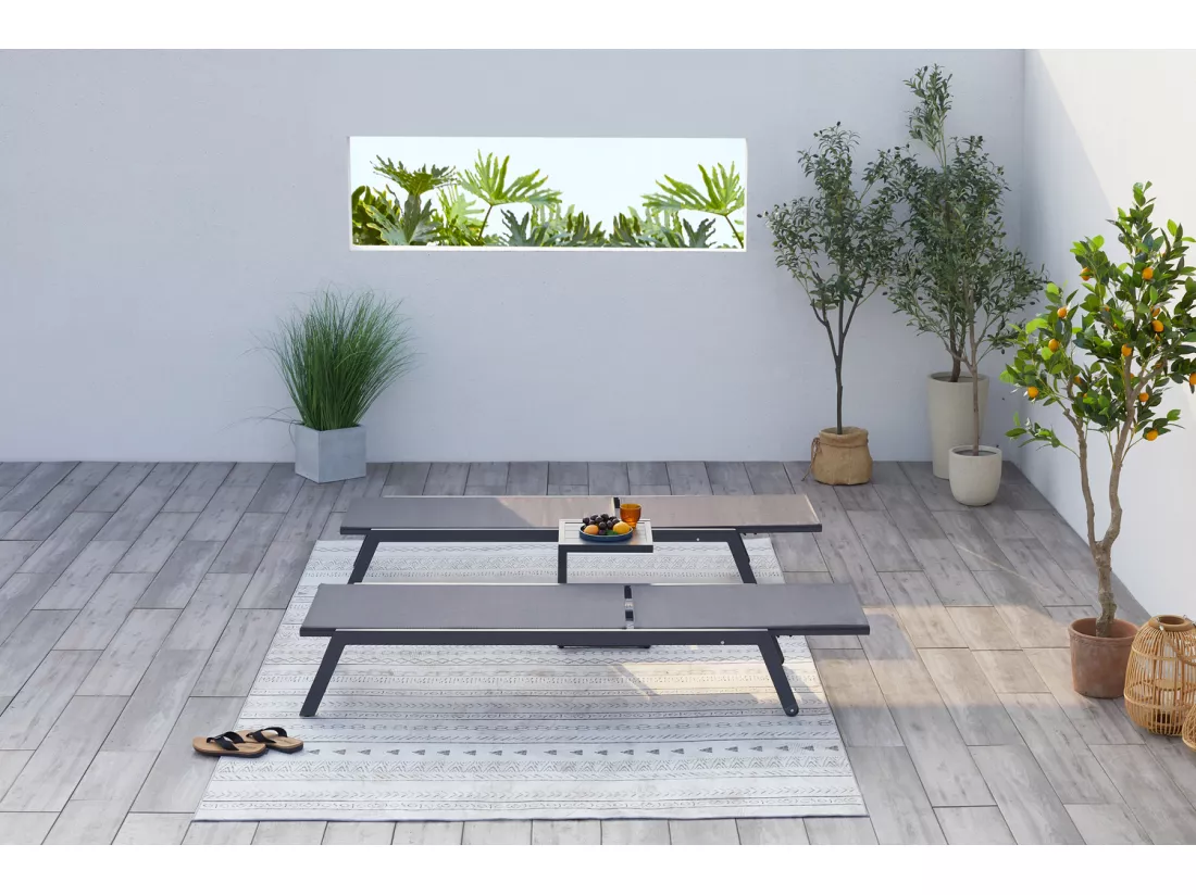 Lot de 2 transats + table d'appoint gris/noir PRATO