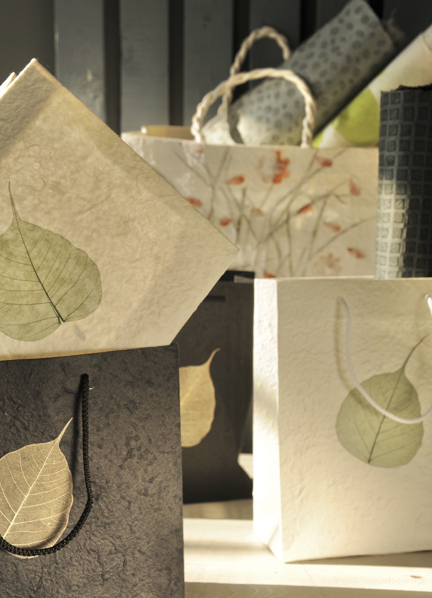 Tasche 'Bodhi-Blatt', weiß mit grünem Blatt, B 30 cm, H 25 cm, T 10 cm günstig bestellen