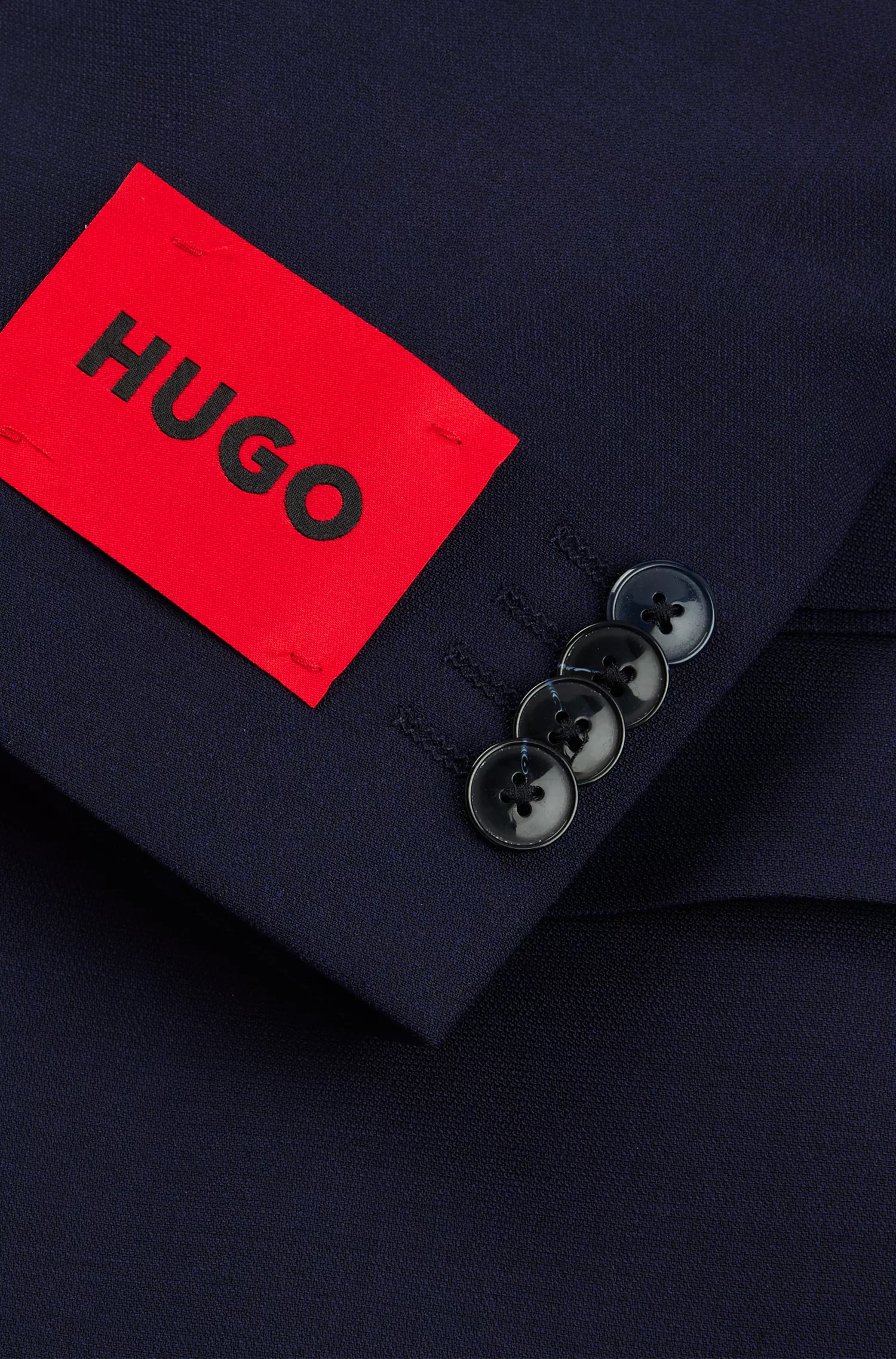 Terno HUGO vermelho de três peças, corte slim, em tecido elástico de alta performance.