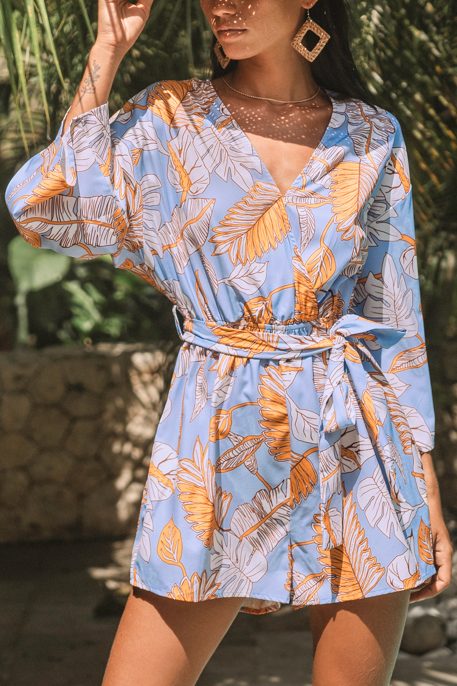 Combishort à ceinture et à imprimé palmiers tropicaux