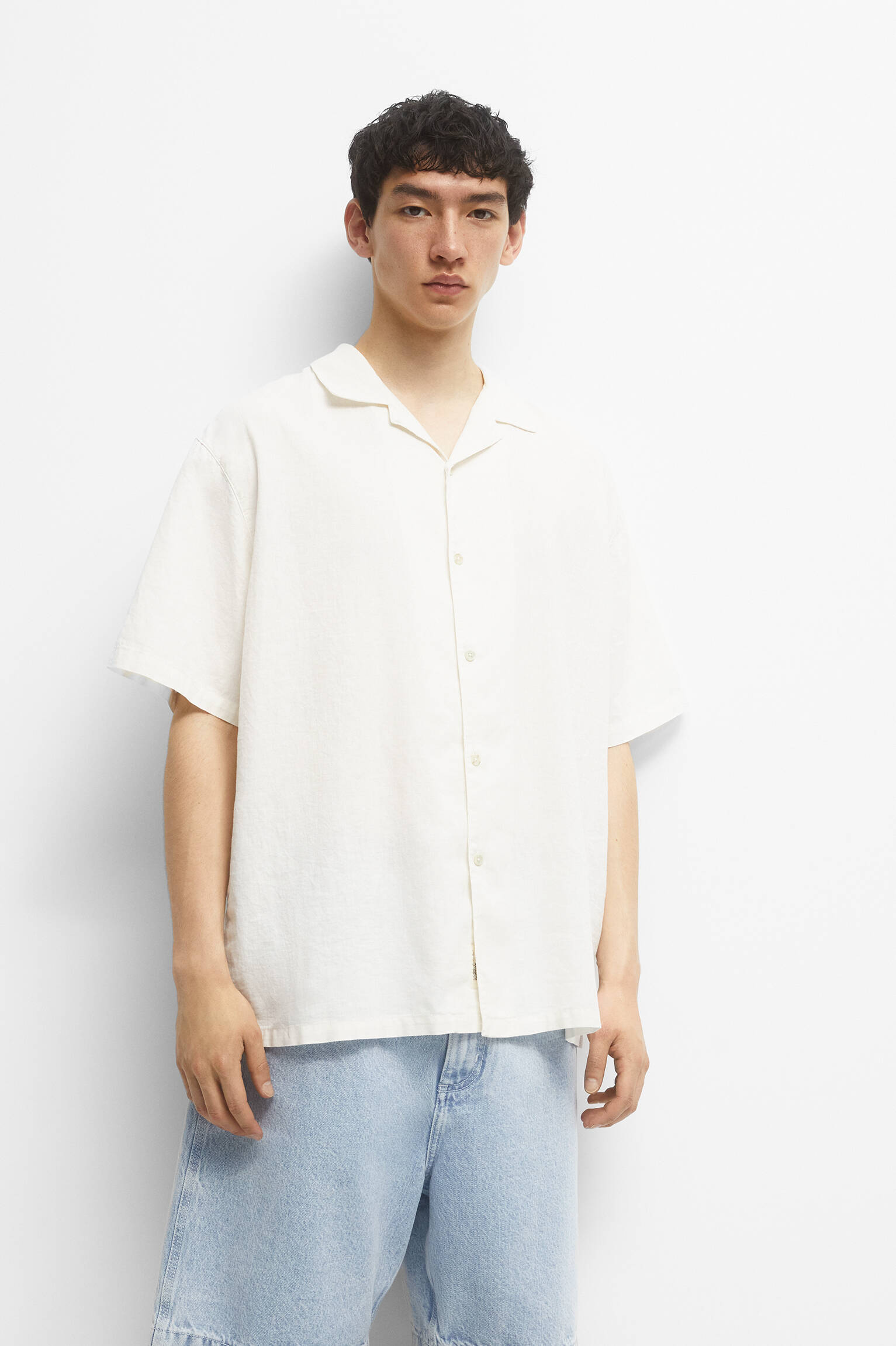 CAMISA BÁSICA DE MANGA CURTA EM LINHO - BRANCO SUJO